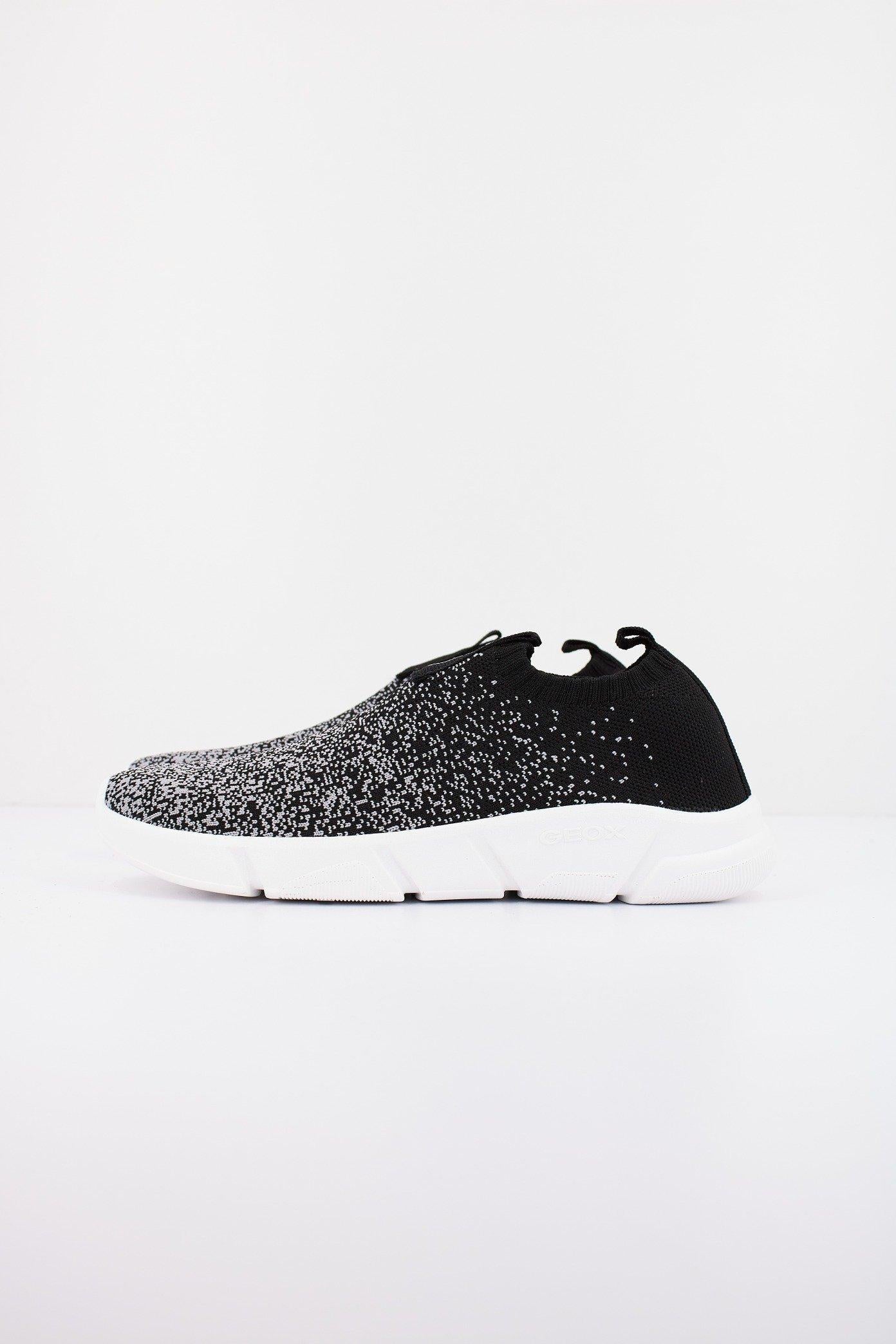 GEOX  J ARIL BOY en color NEGRO  (1)