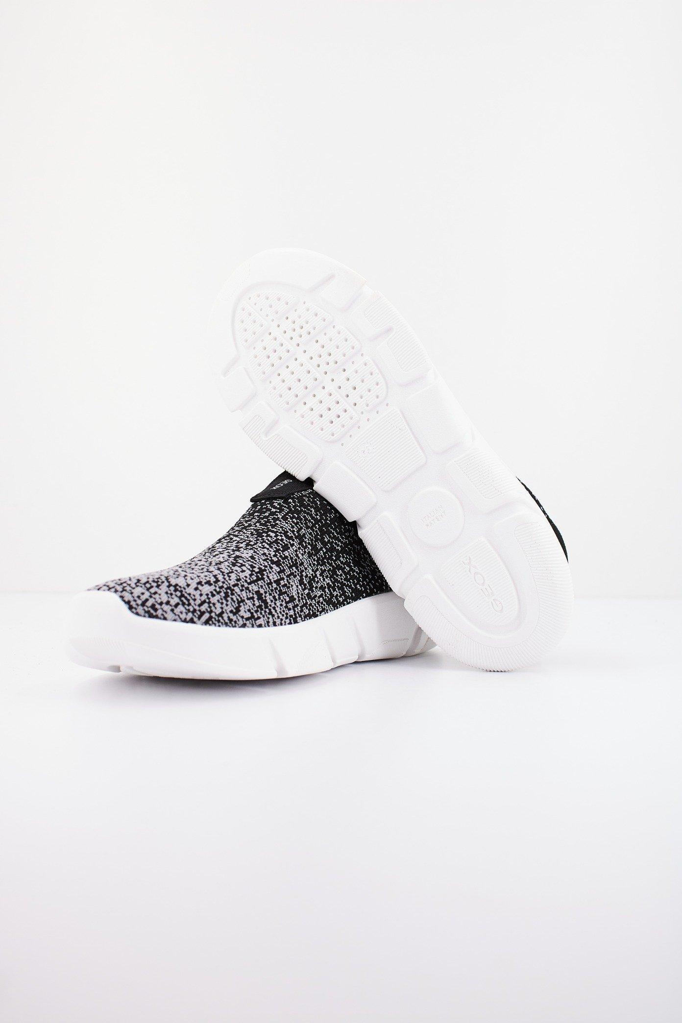 GEOX  J ARIL BOY en color NEGRO  (4)