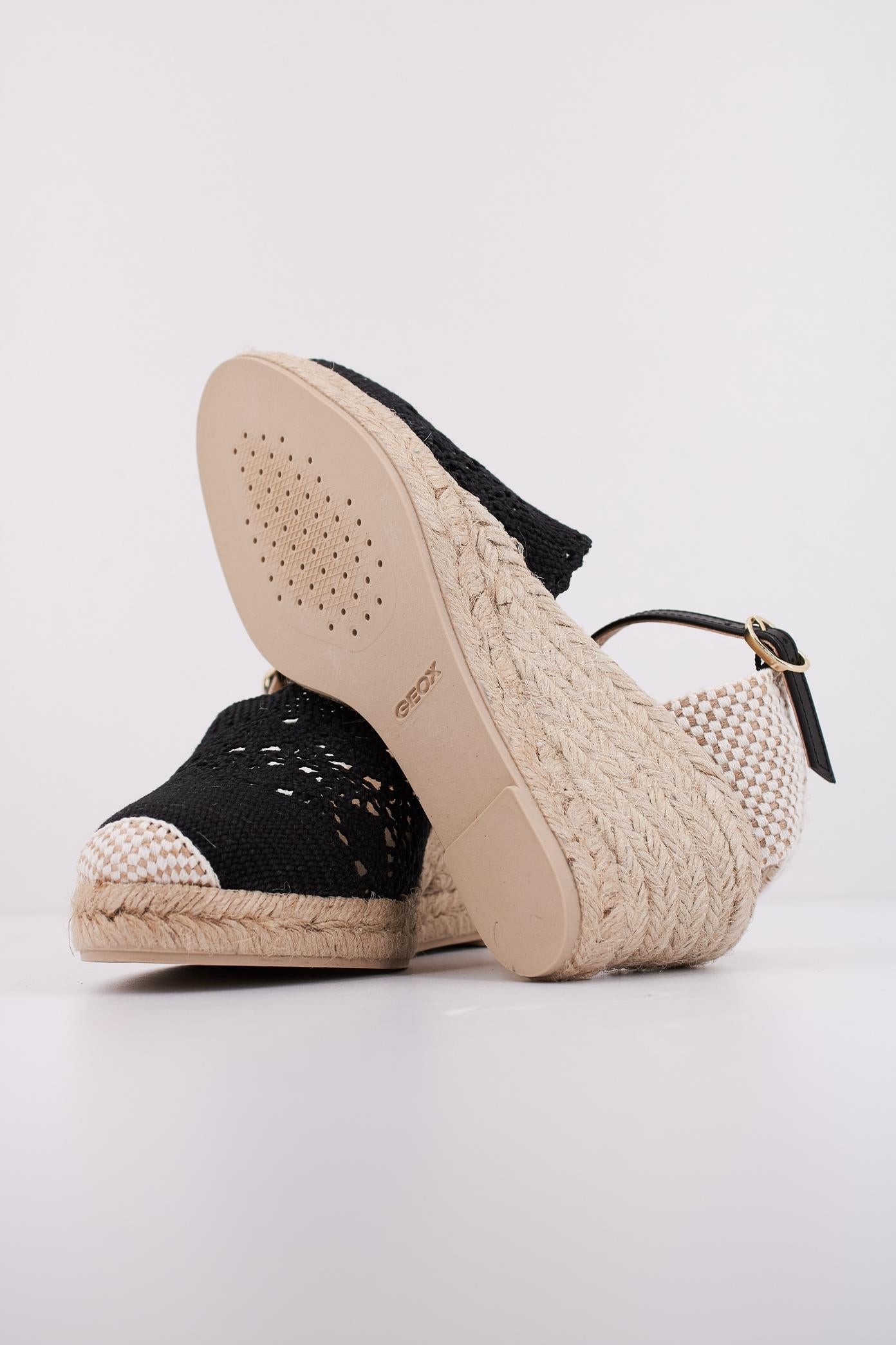 GEOX D GELSA LOW en color NEGRO  (5)