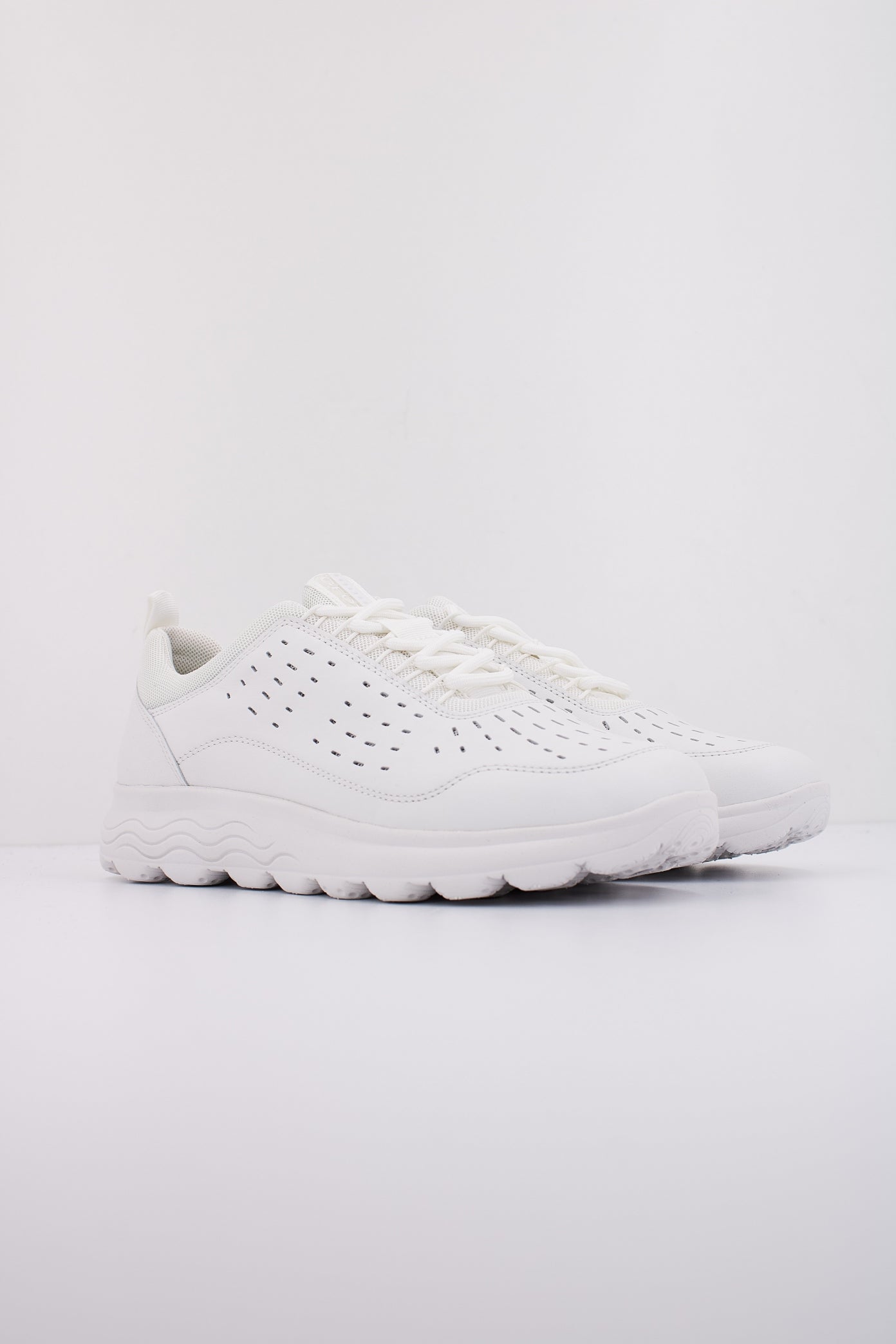 GEOX D SPHERICA en color BLANCO  (2)