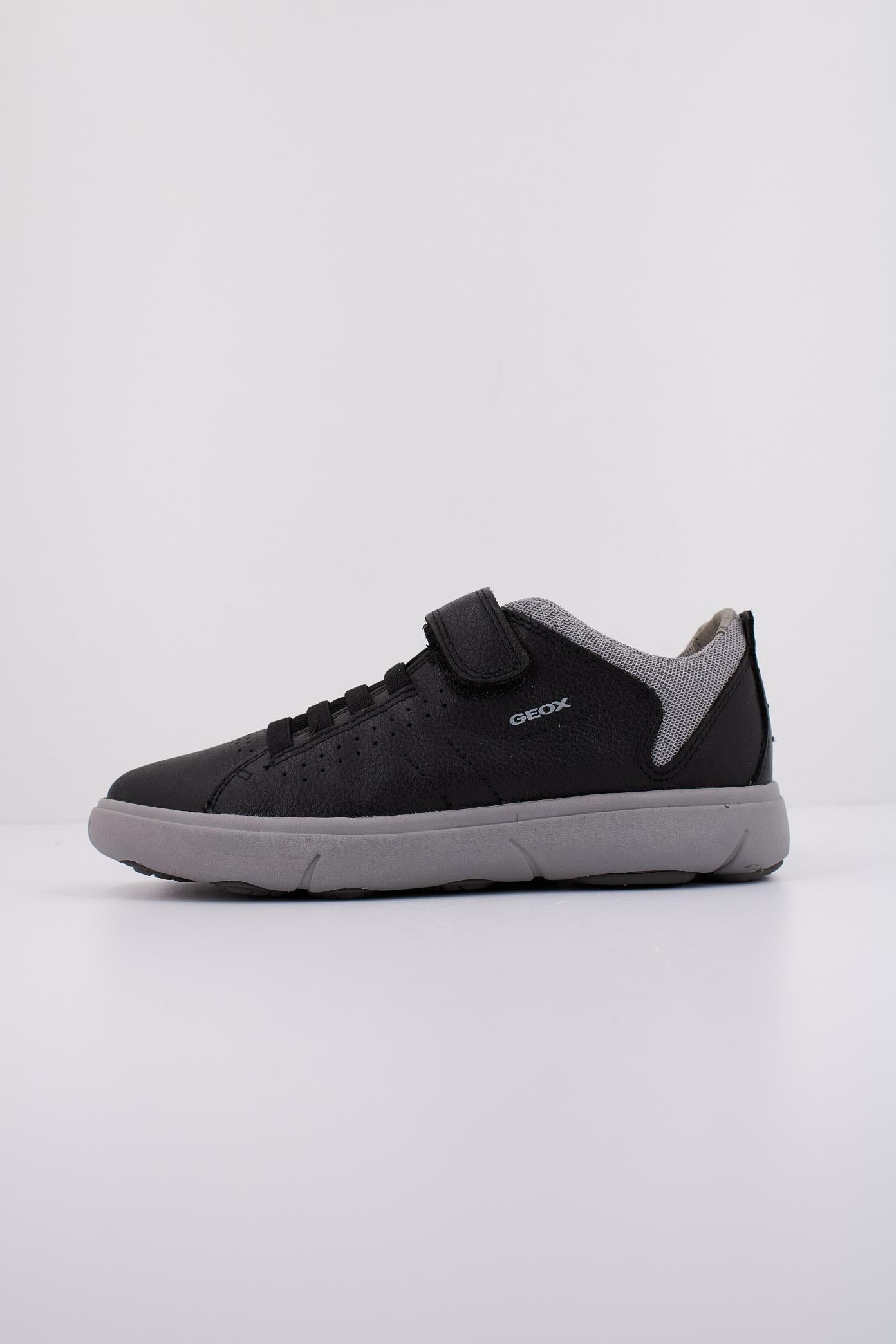 GEOX  J NEBCUP BOY en color NEGRO  (1)