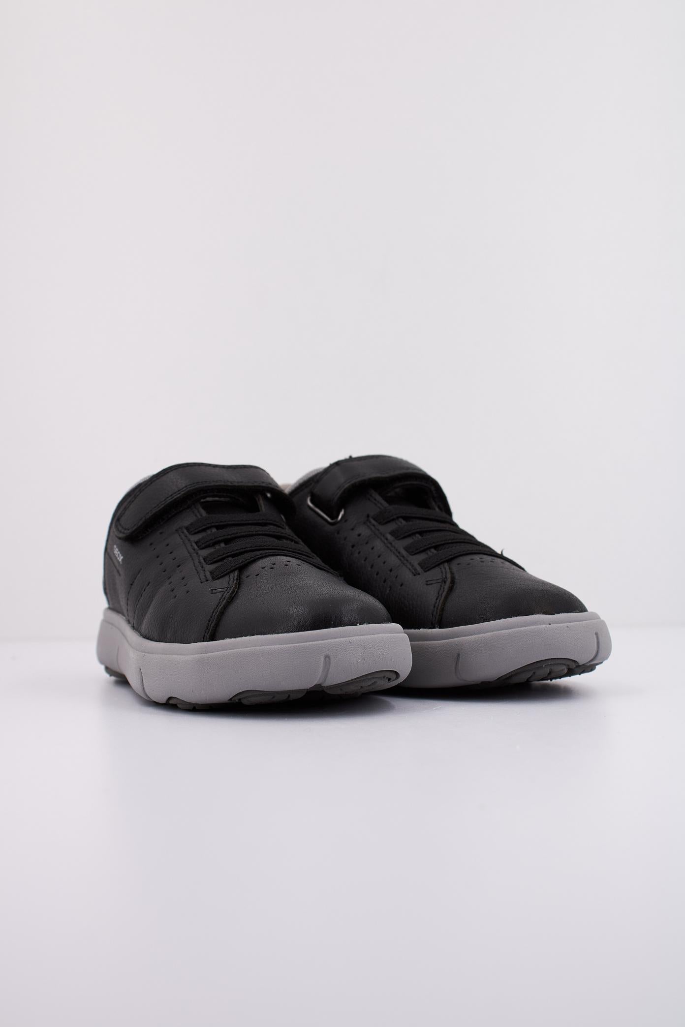 GEOX  J NEBCUP BOY en color NEGRO  (2)