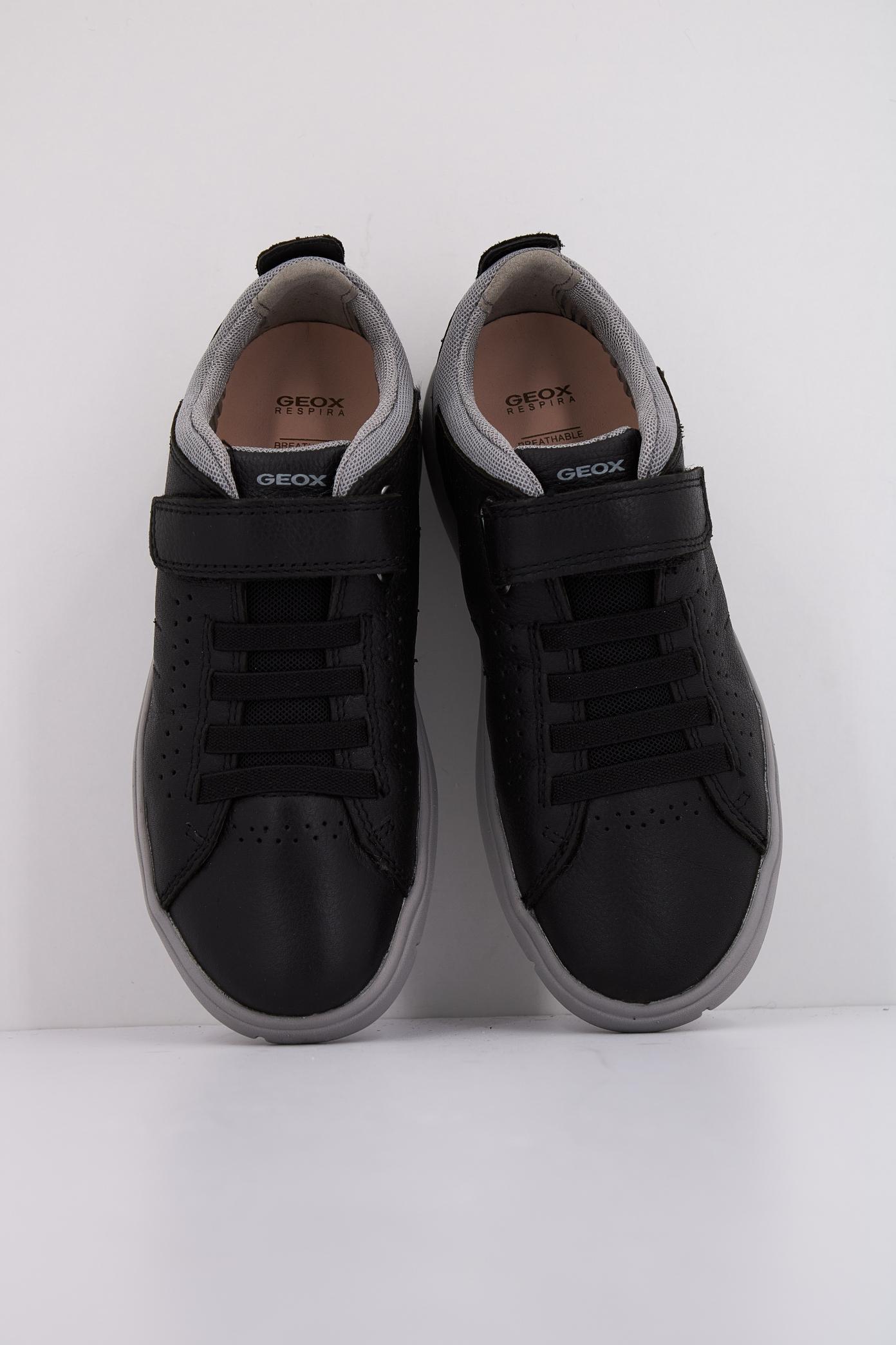 GEOX  J NEBCUP BOY en color NEGRO  (3)