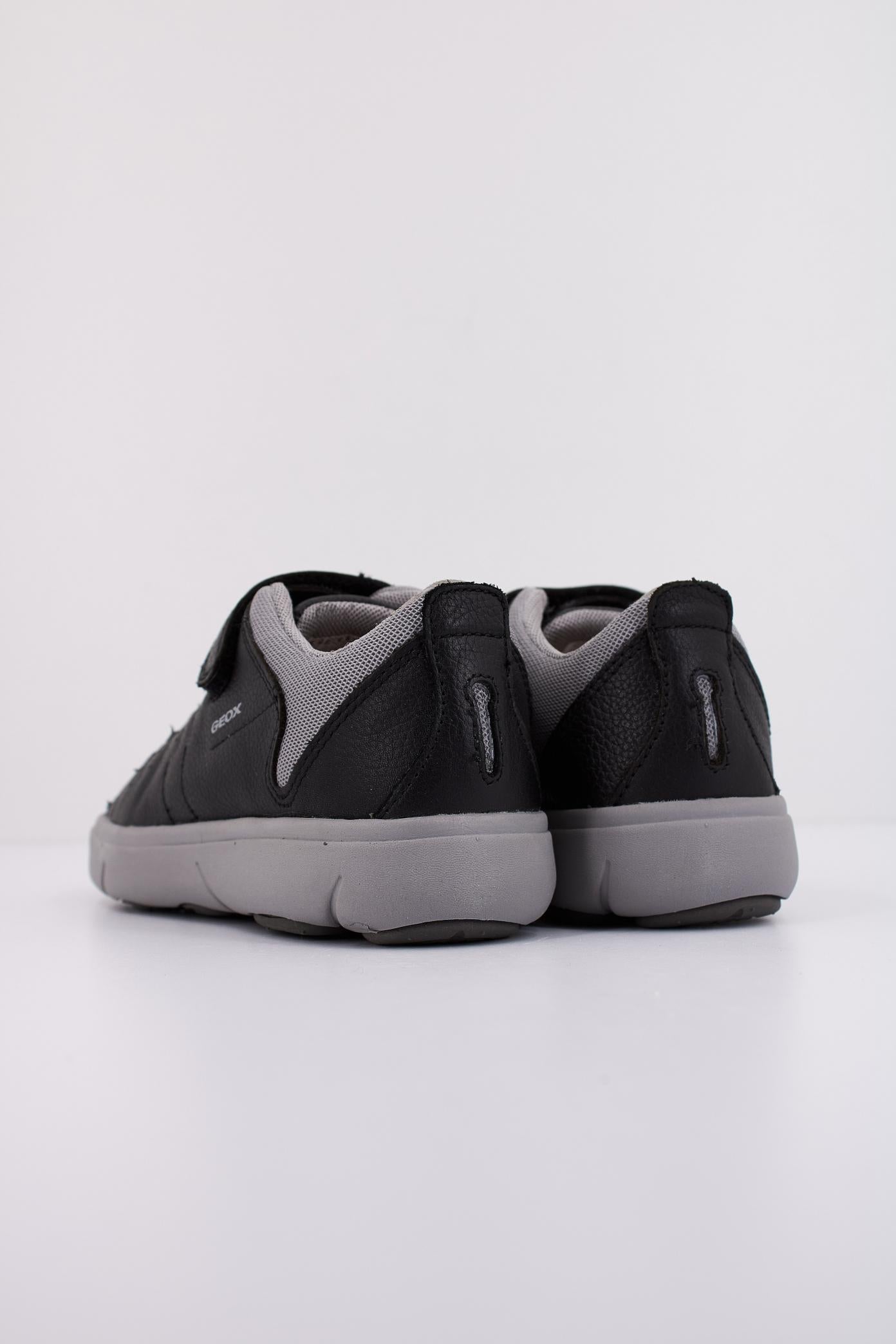 GEOX  J NEBCUP BOY en color NEGRO  (4)