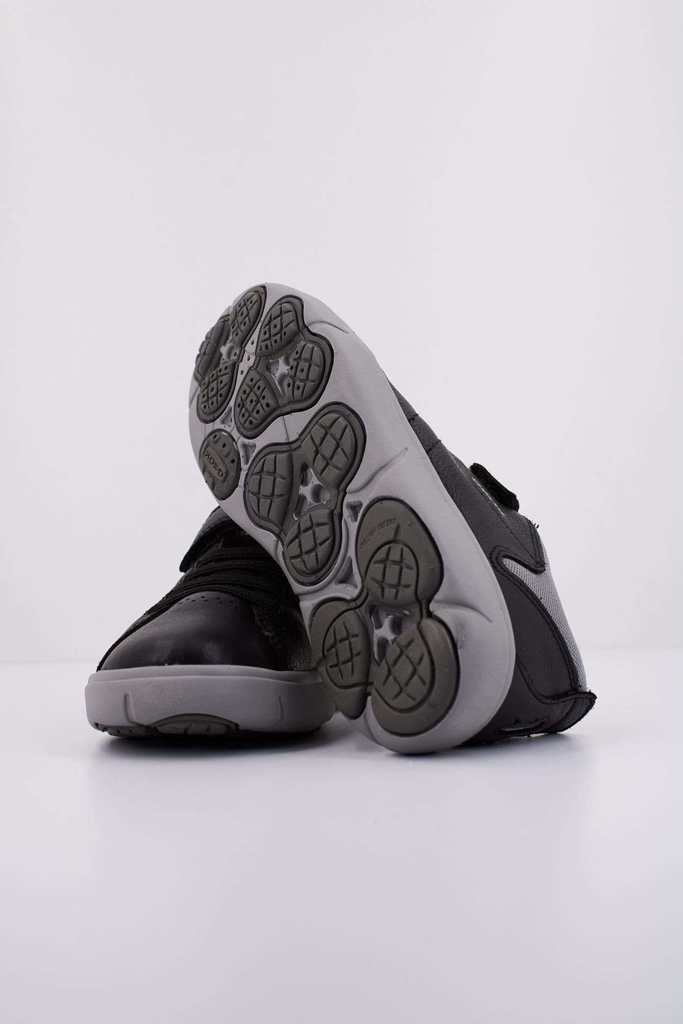 GEOX  J NEBCUP BOY en color NEGRO  (5)