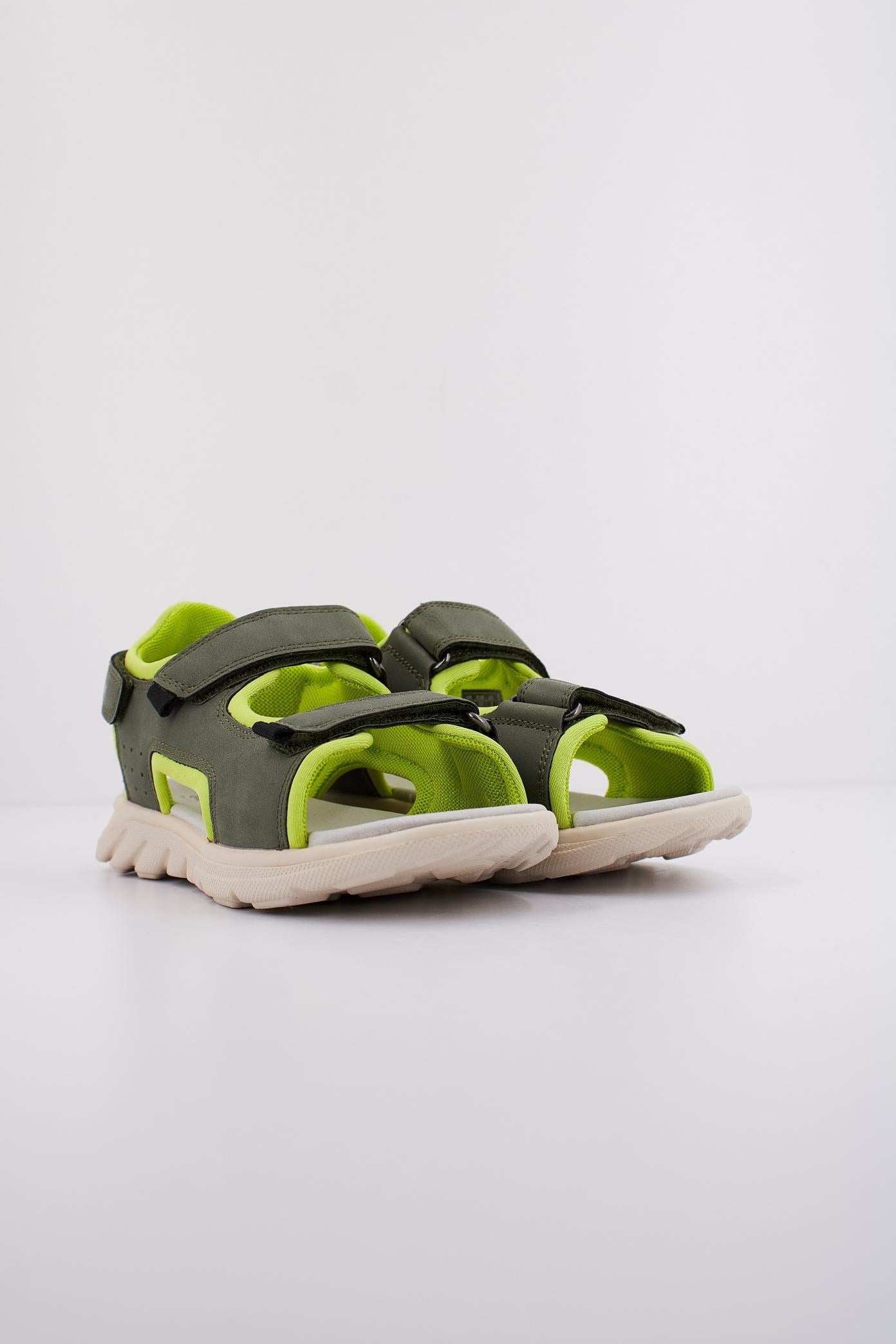 GEOX J SANDAL AIRADYUM BO en color VERDE  (2)