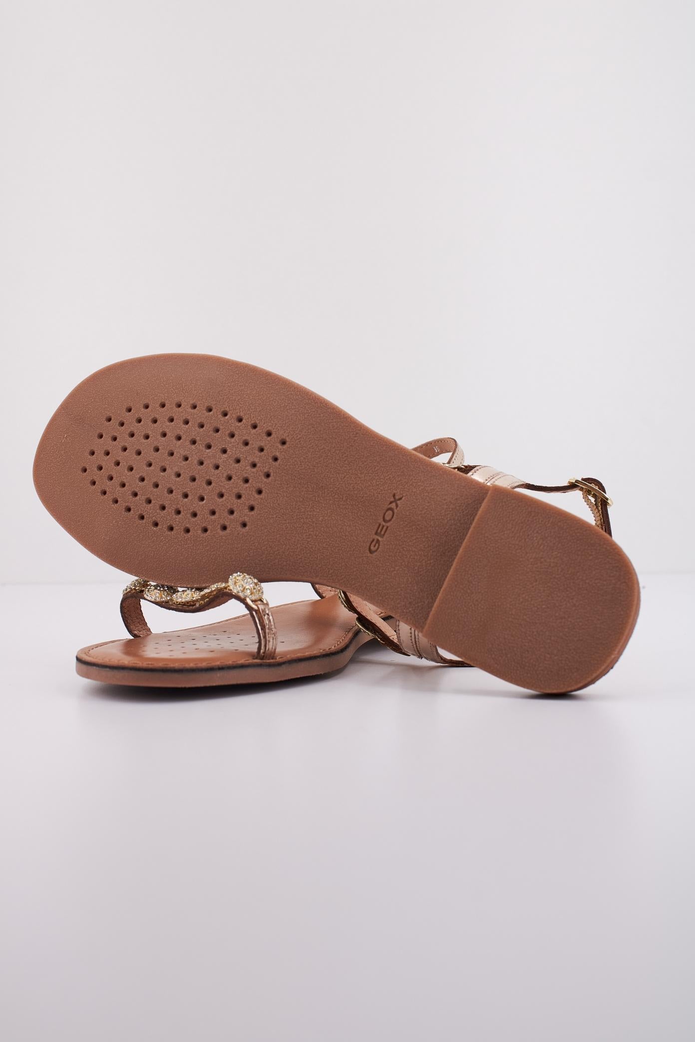 GEOX  D MADDALUSIAC en color ORO  (5)