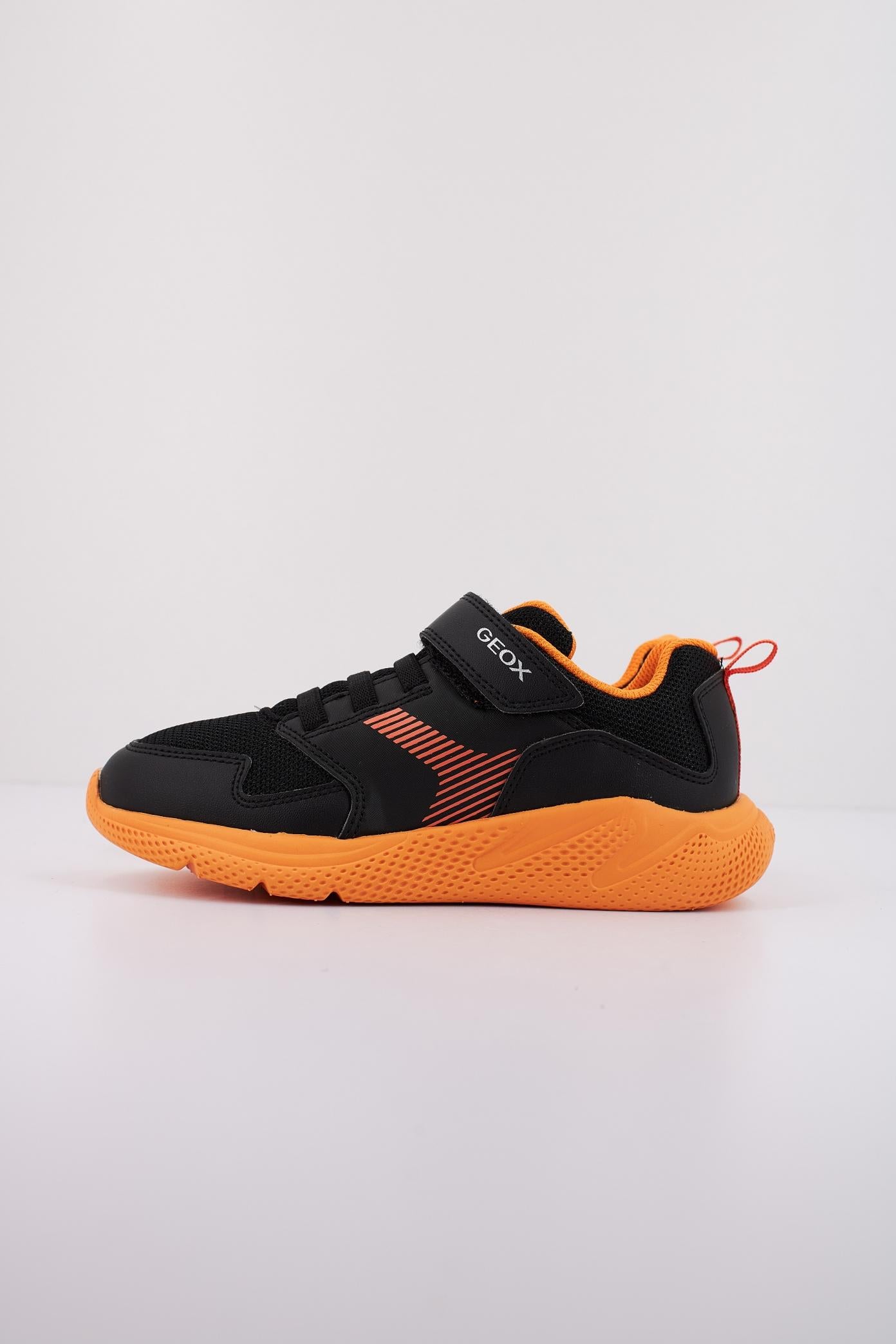 GEOX J SPRINTYE BOY en color NEGRO  (1)