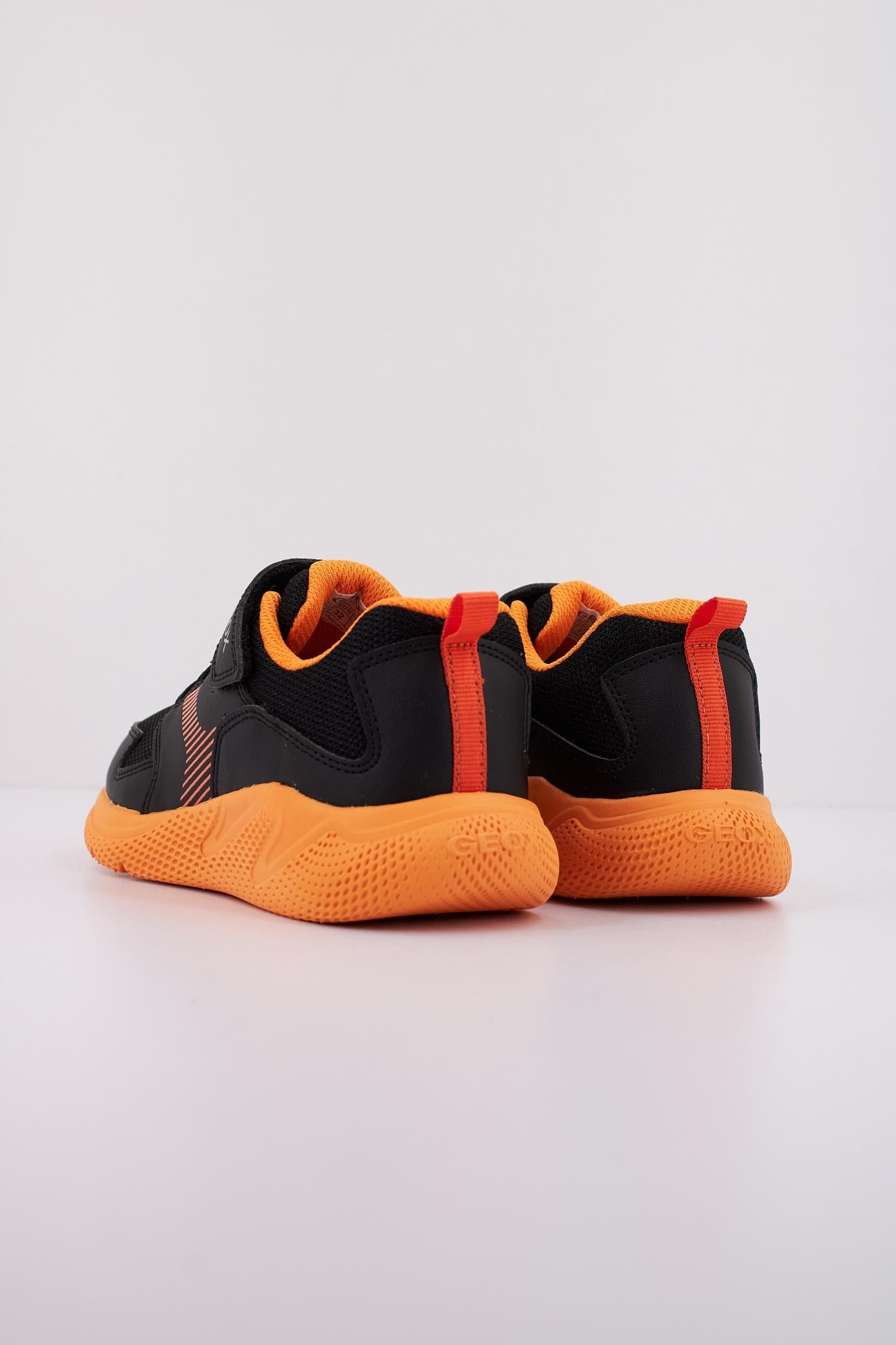 GEOX J SPRINTYE BOY en color NEGRO  (4)