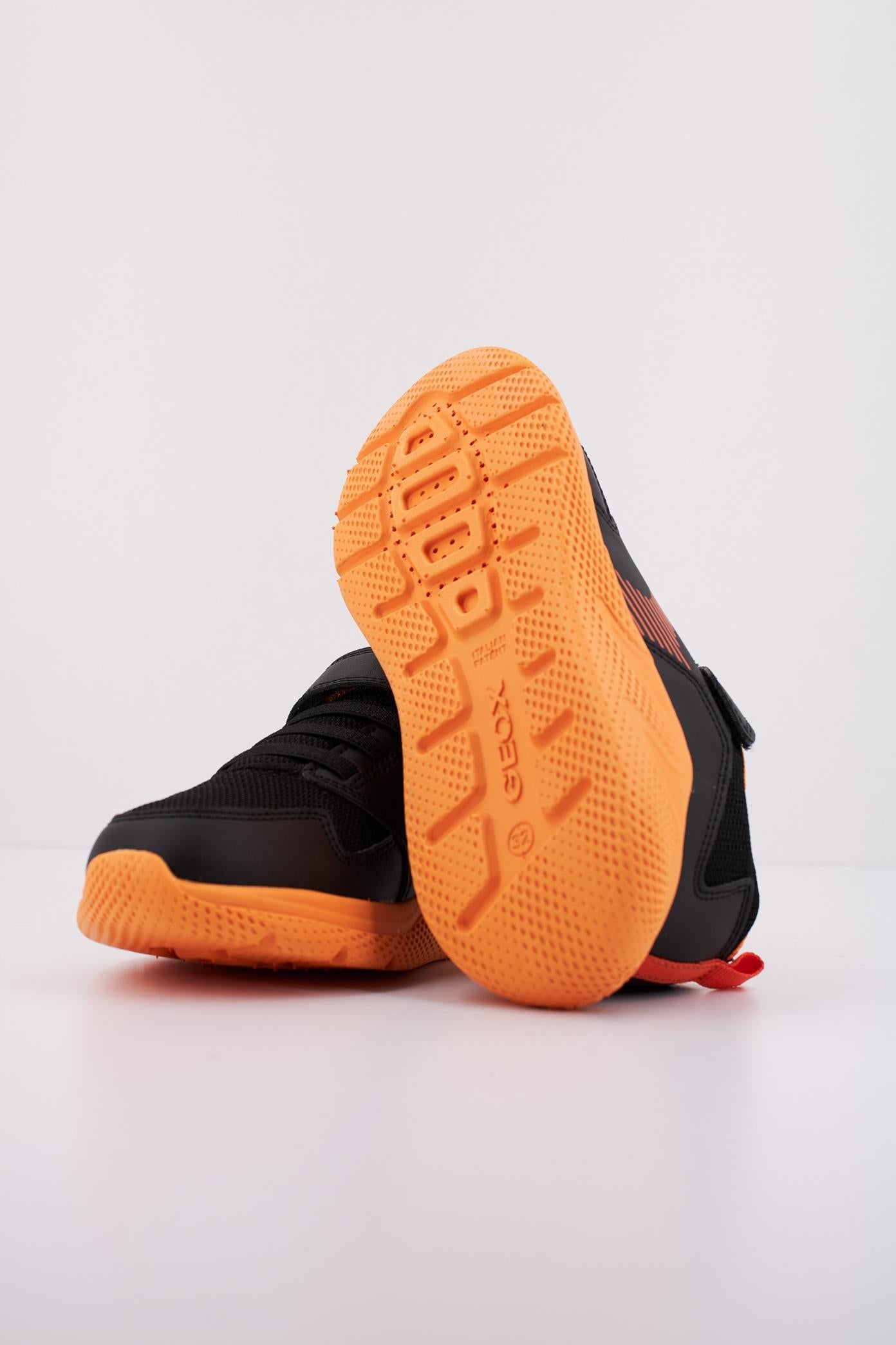 GEOX J SPRINTYE BOY en color NEGRO  (5)