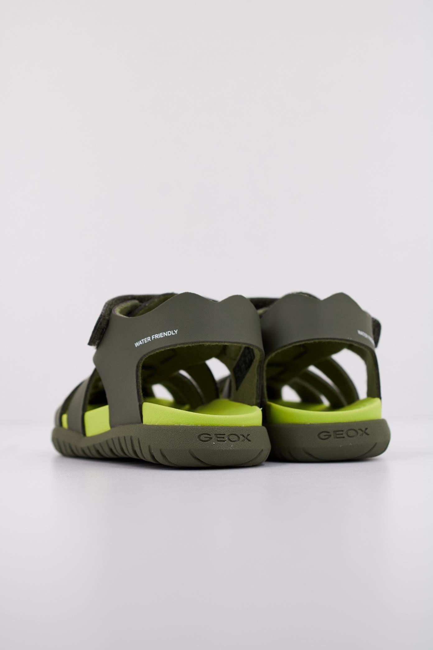 GEOX B SANDAL FUSBETTO BO en color VERDE  (4)