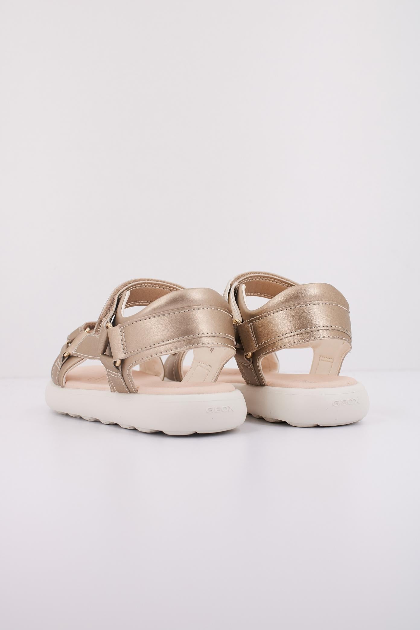 GEOX J SANDAL PUFFYPOP GI en color ORO  (4)