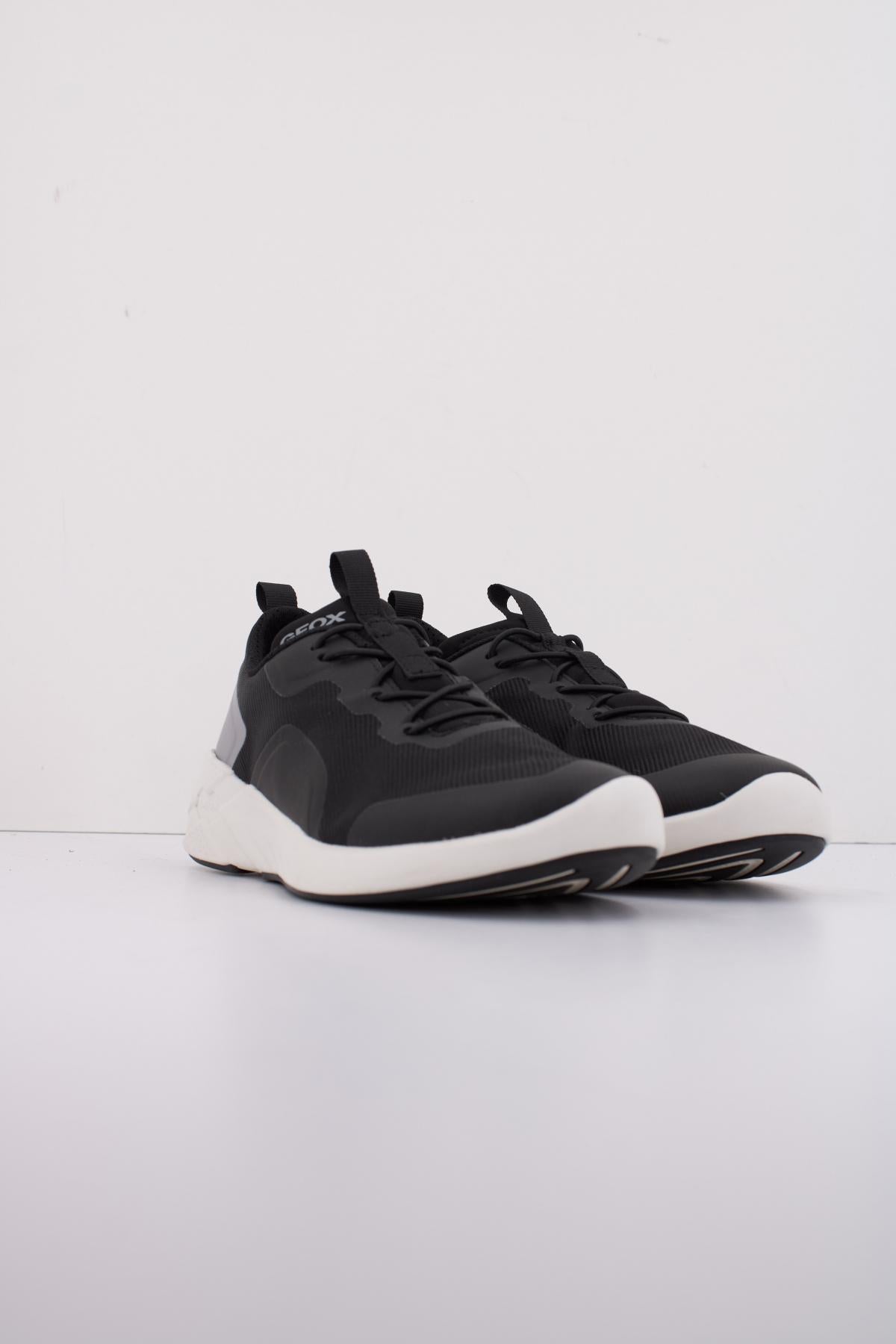 GEOX J ACTIMIX BOY en color NEGRO  (2)