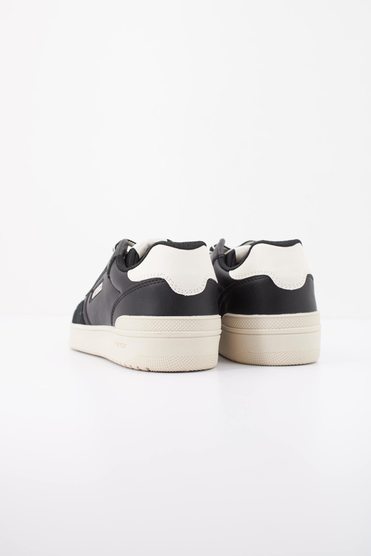 GEOX JLQI  en color NEGRO  (4)