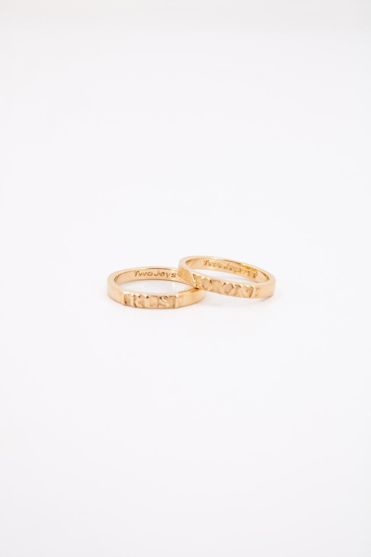 TWOJEYS TRUST NO ONE RING SET en color ORO  (1)