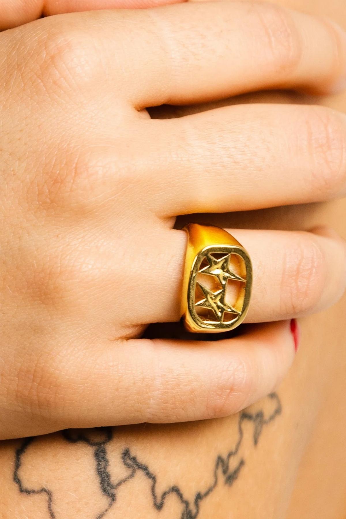 TWOJEYS FRAMED RING en color ORO  (3)
