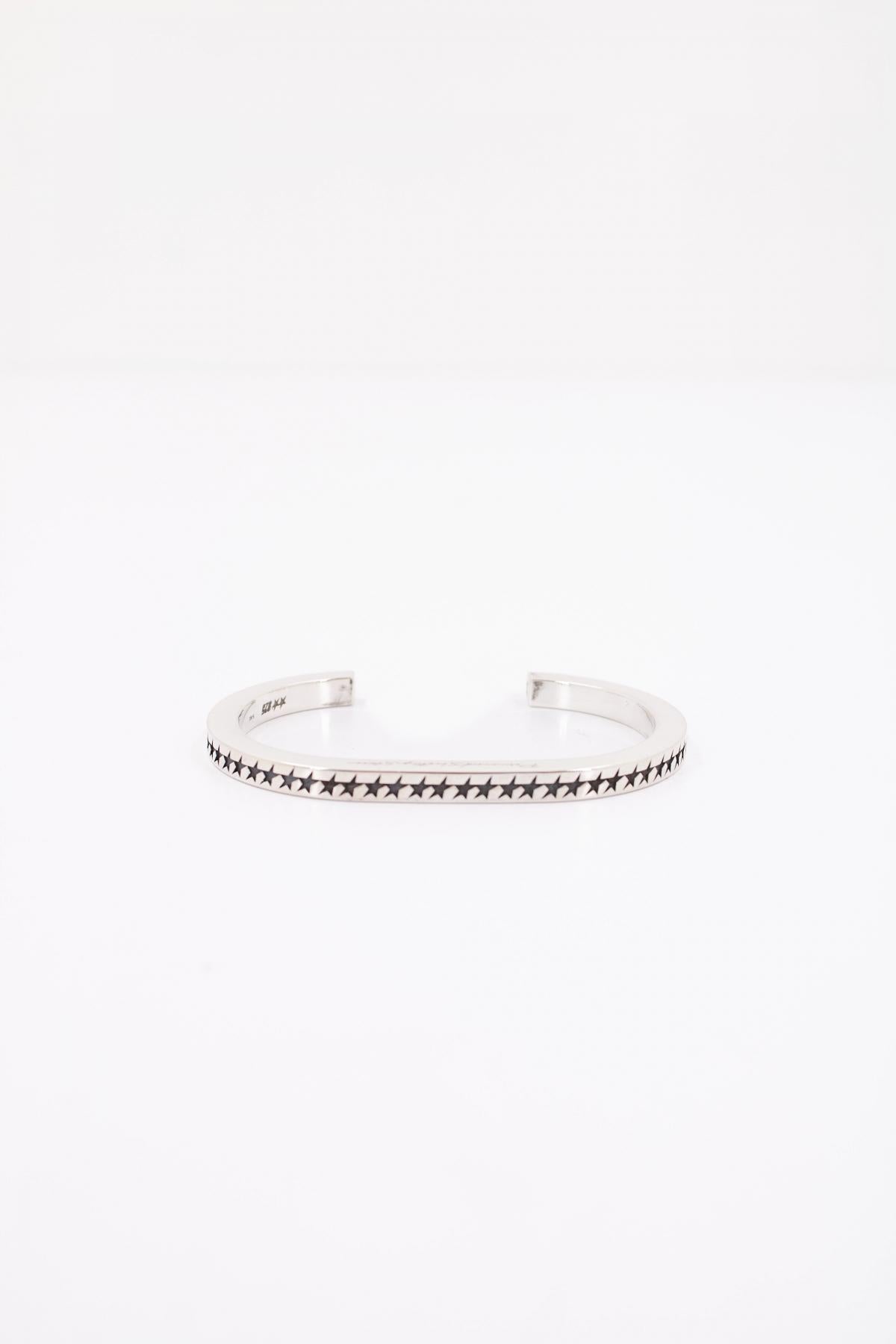 TWOJEYS  ICON MONOGRAM BANGLE en color PLATA  (1)
