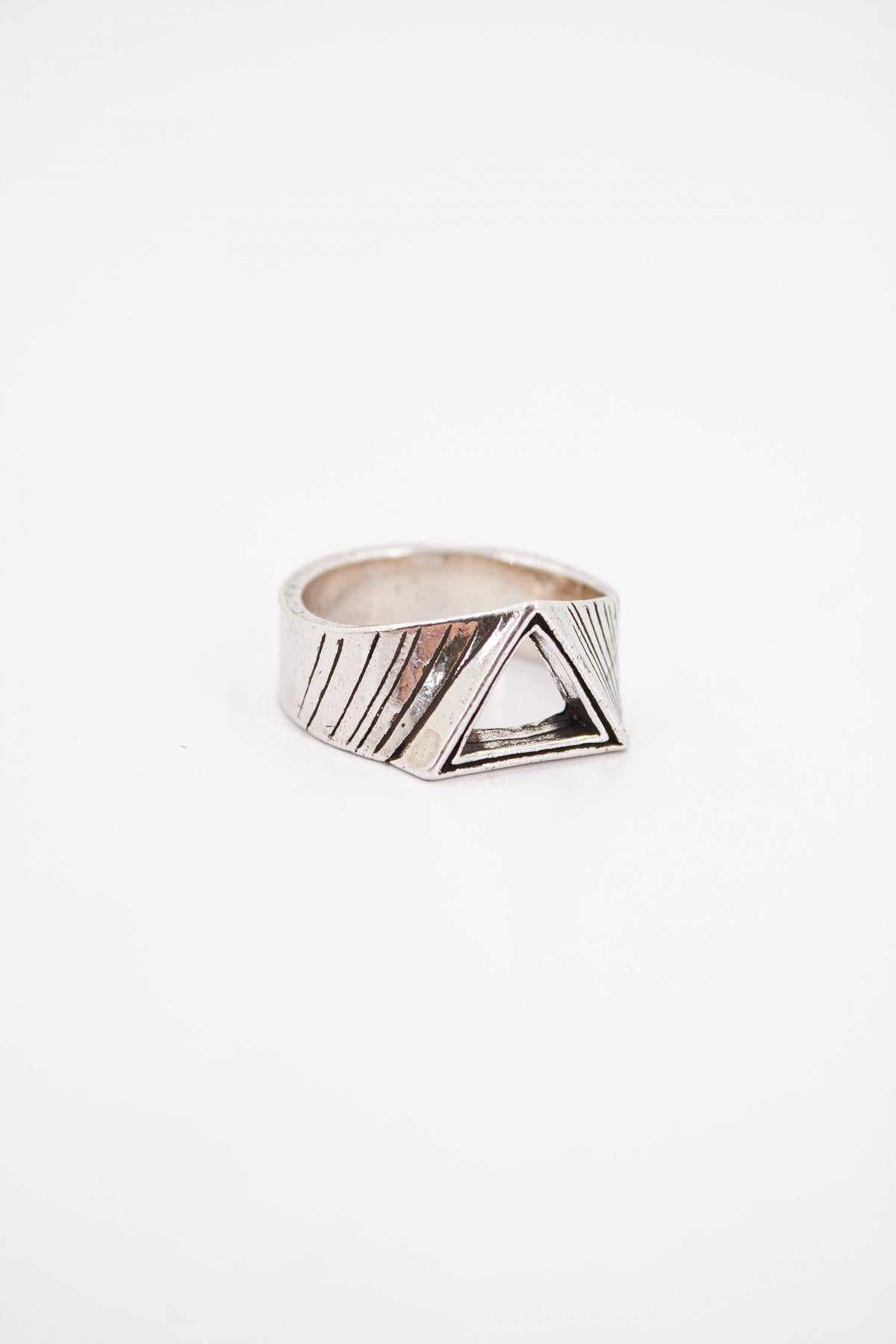 TWOJEYS TRIANGLE RING en color PLATA  (1)
