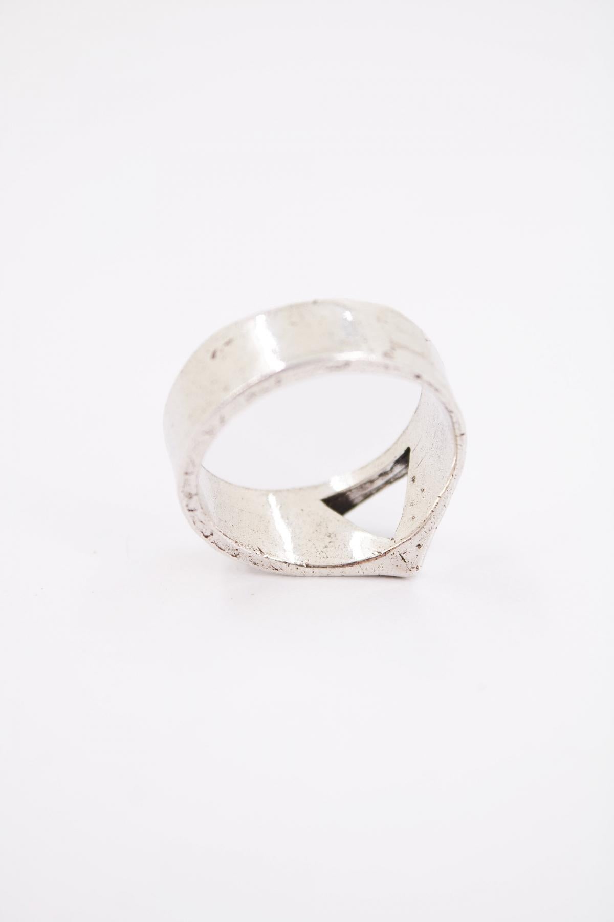 TWOJEYS TRIANGLE RING en color PLATA  (3)