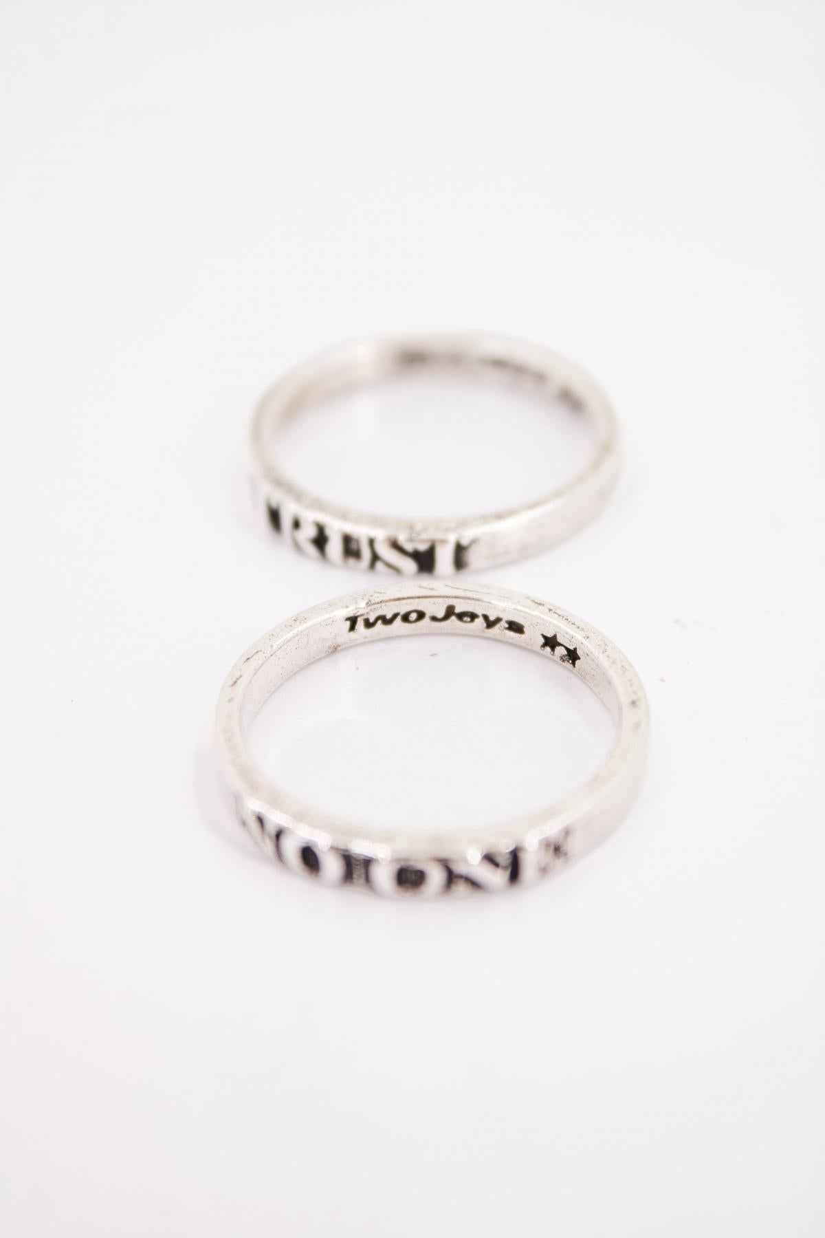 TWOJEYS TRUST NO ONE RING SET en color PLATA  (2)