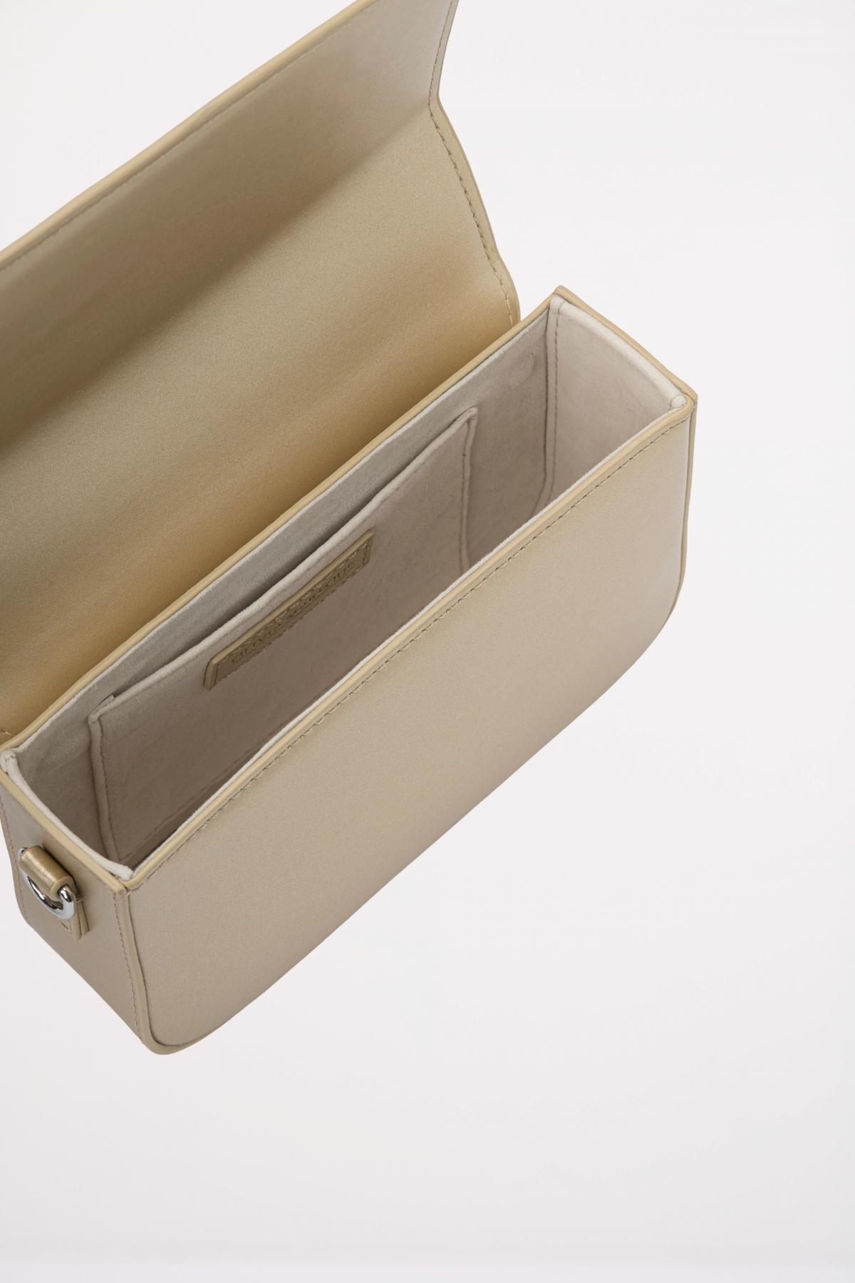 OLIVIA MAREQUE PANTONE en color BRONCE  (4)