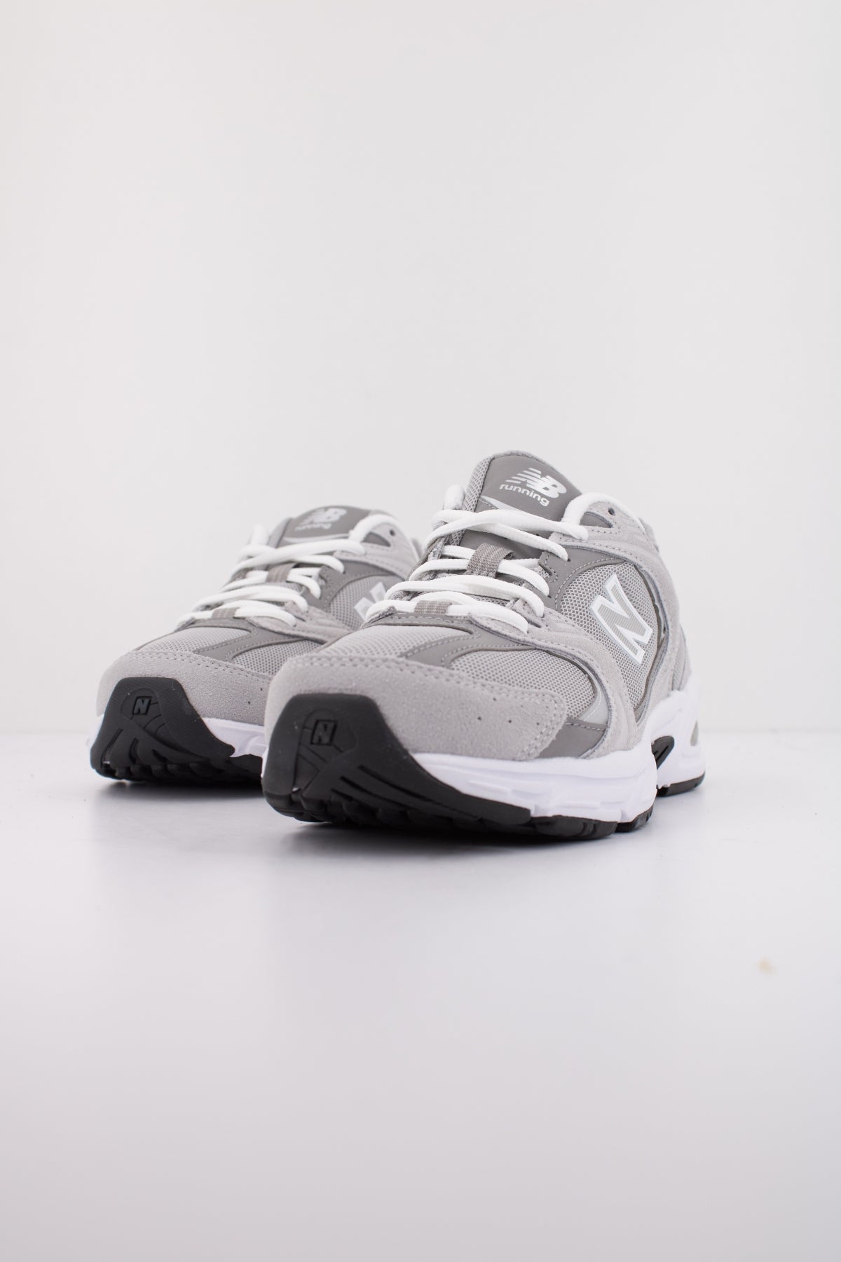 NEW BALANCE MR CK  en color GRIS  (2)