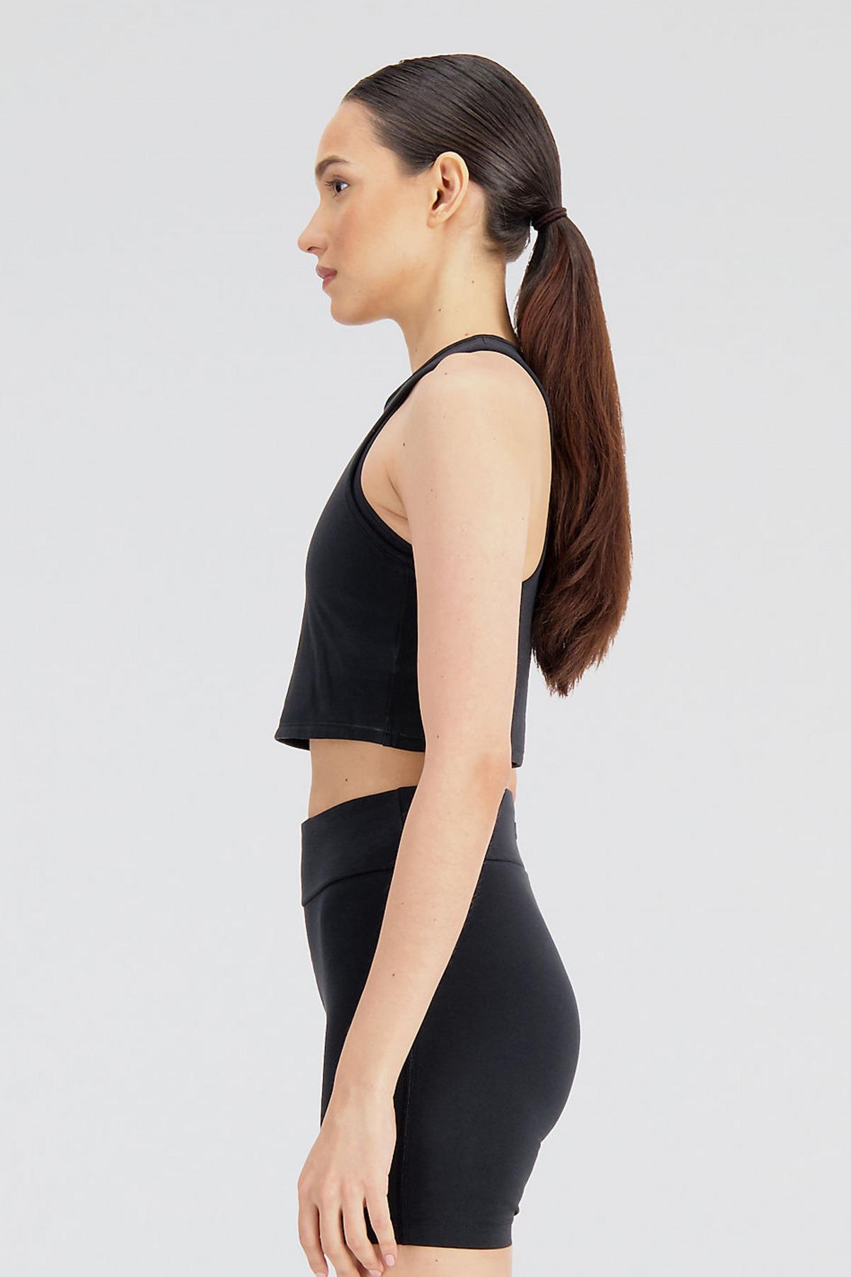 NEW BALANCE ESSENTIALS TOP en color NEGRO  (2)