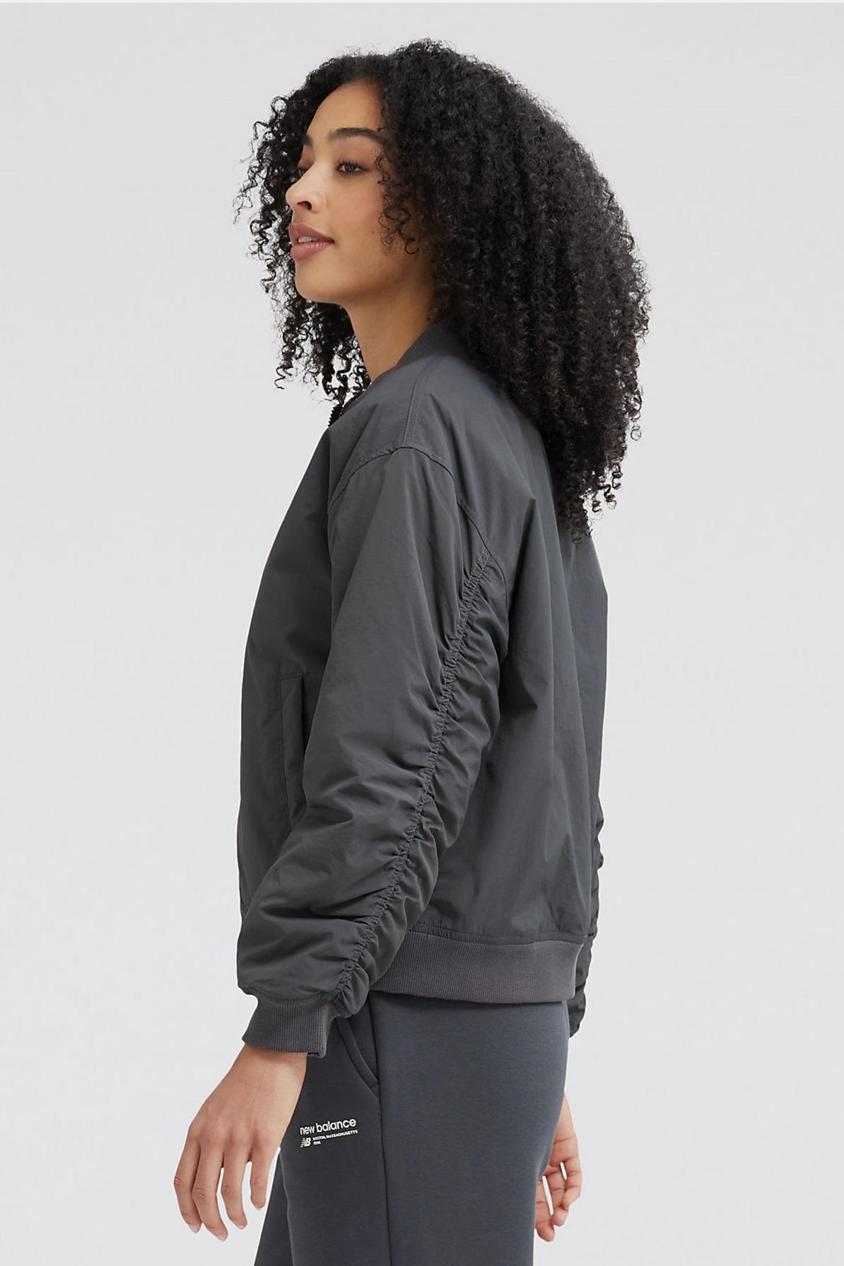 NEW BALANCE INSULATED JACKET en color GRIS  (2)