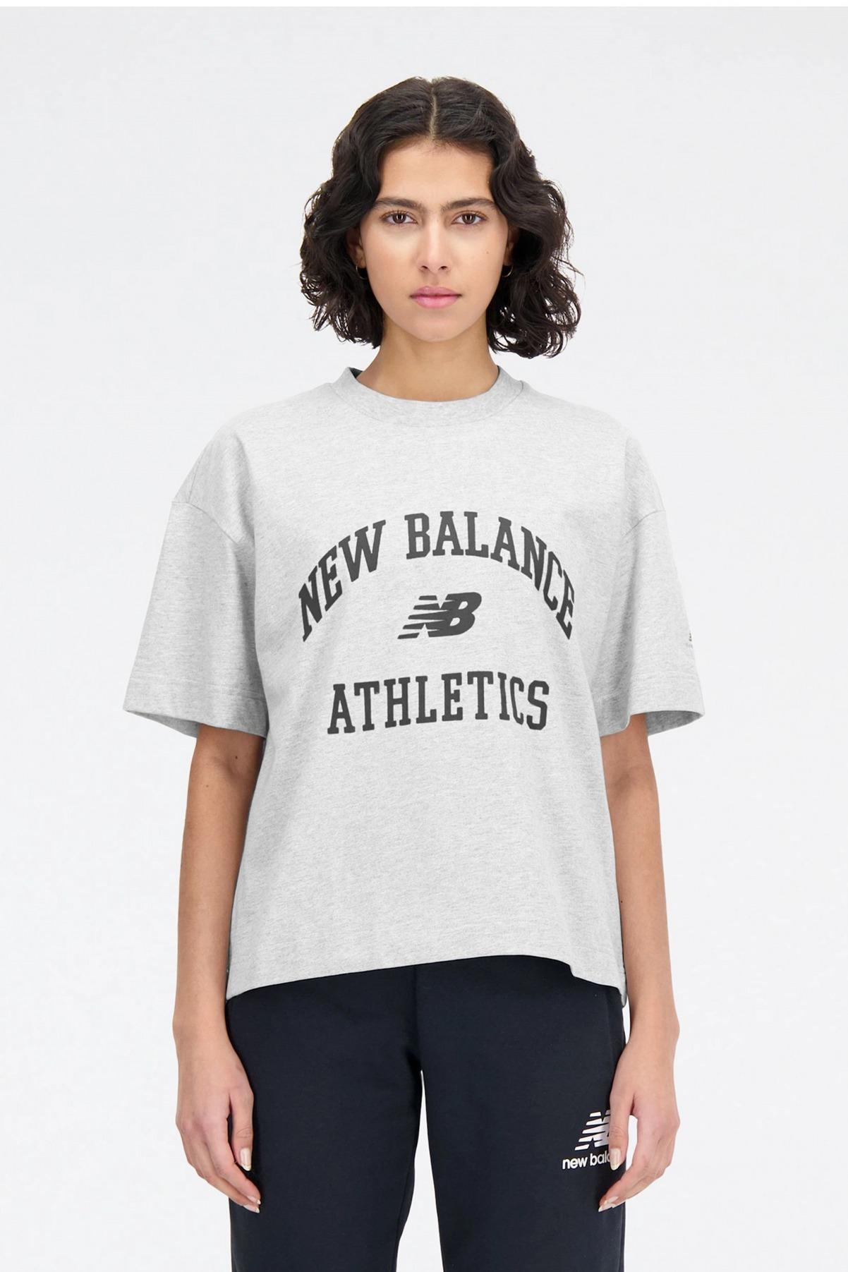 NEW BALANCE  ATHLETICS VARSITY SHIRT en color GRIS  (1)