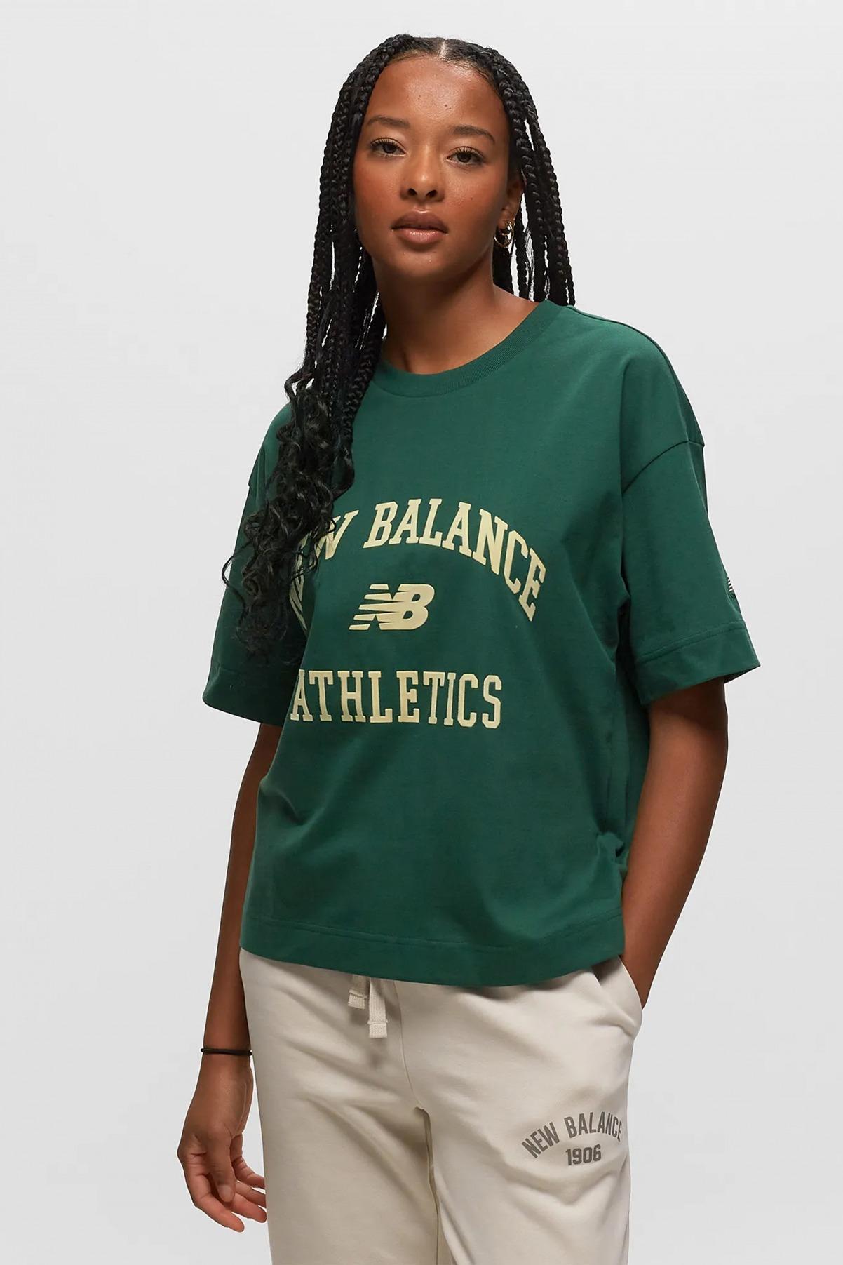 NEW BALANCE  ATHLETICS VARSITY SHIRT en color VERDE  (1)