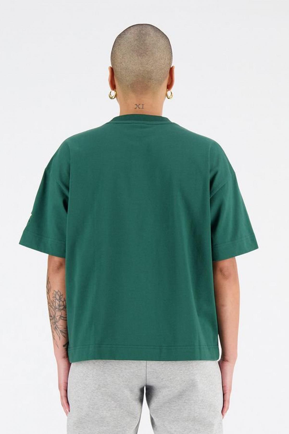 NEW BALANCE  ATHLETICS VARSITY SHIRT en color VERDE  (2)