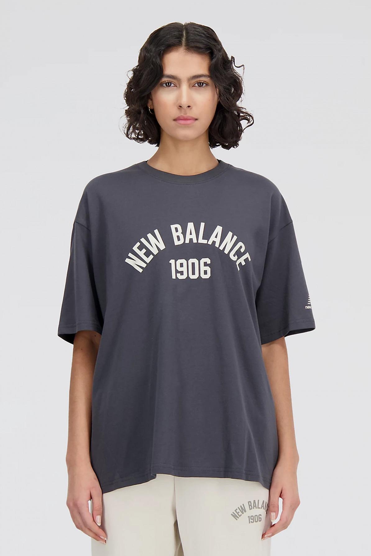 NEW BALANCE ESSENTIALS VARSITY TSHIRT en color GRIS  (1)
