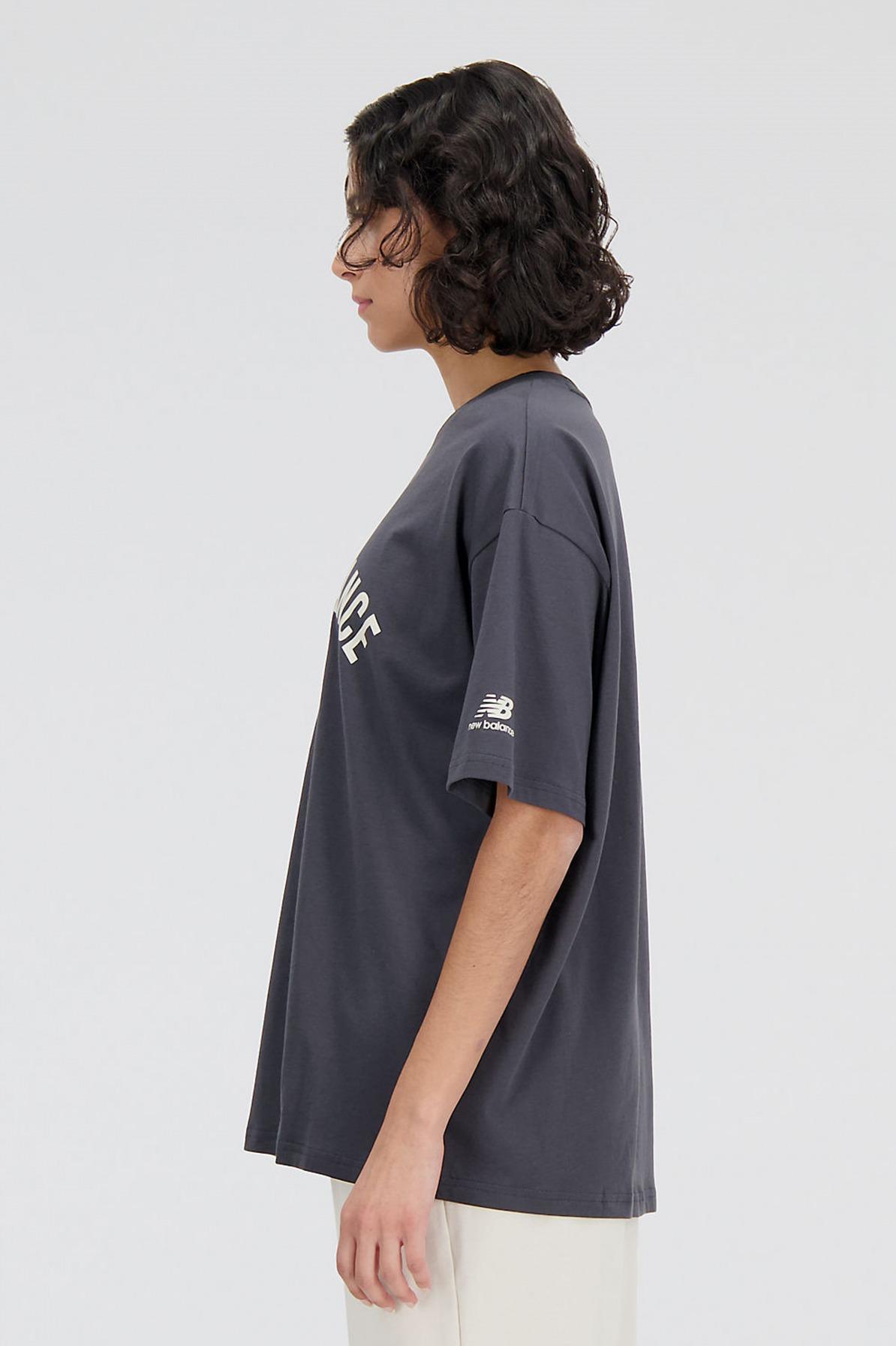 NEW BALANCE ESSENTIALS VARSITY TSHIRT en color GRIS  (2)