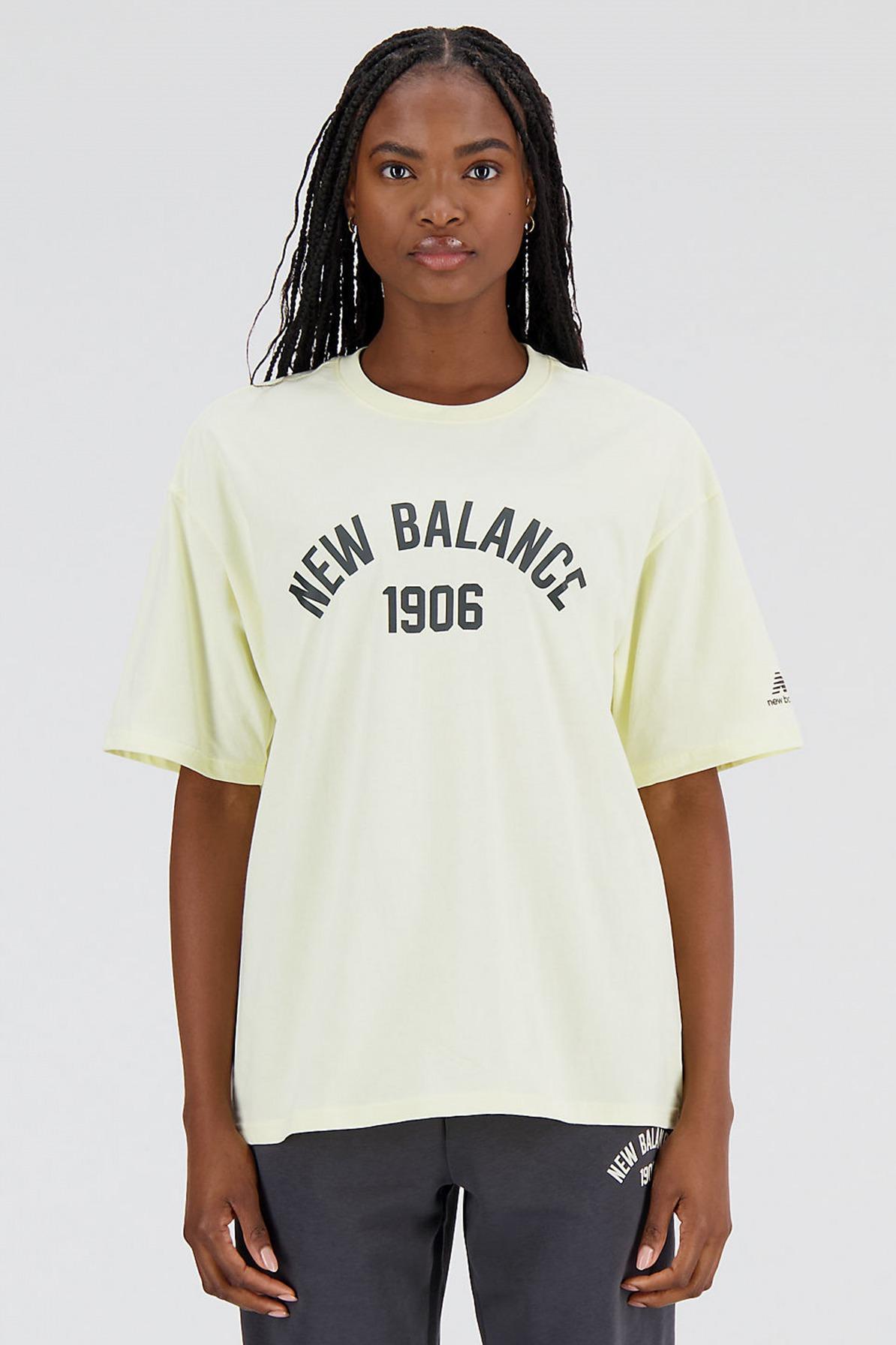 NEW BALANCE ESSENTIALS VARSITY TSHIRT en color AMARILLO  (1)