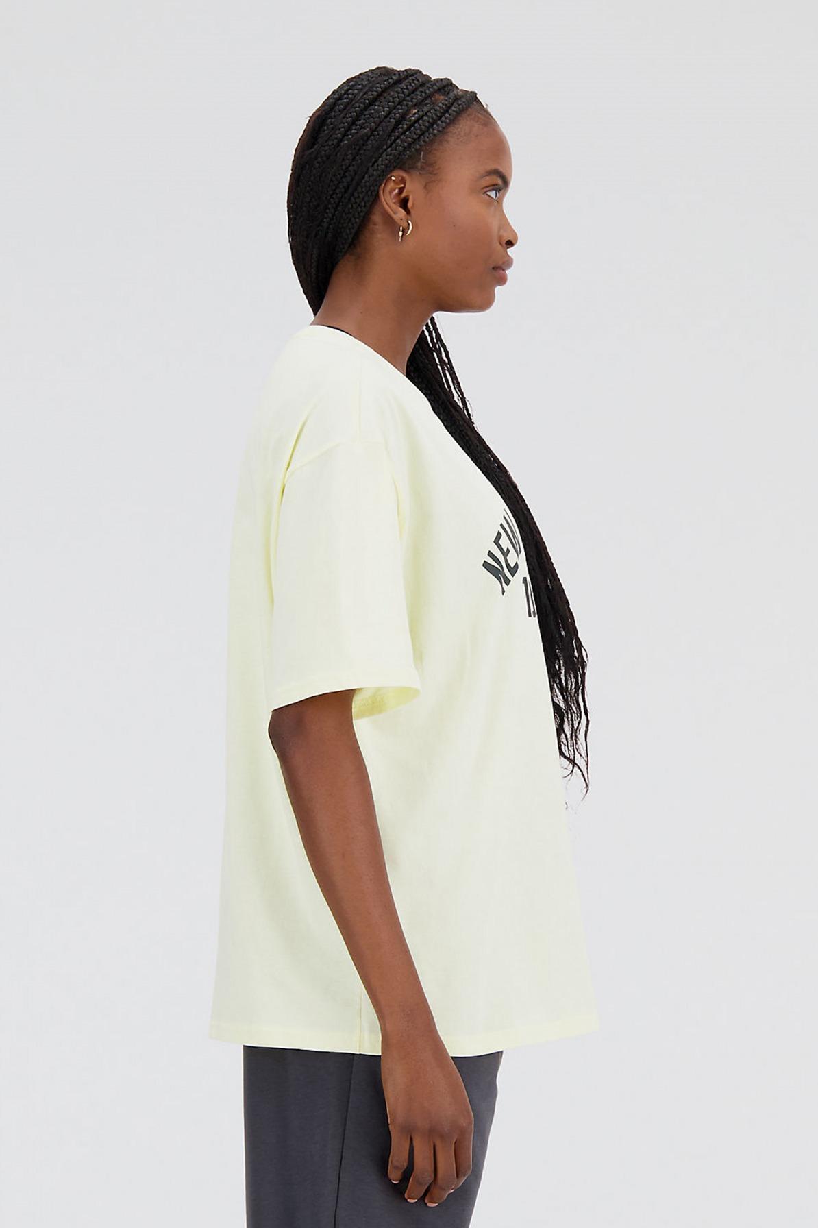 NEW BALANCE ESSENTIALS VARSITY TSHIRT en color AMARILLO  (2)