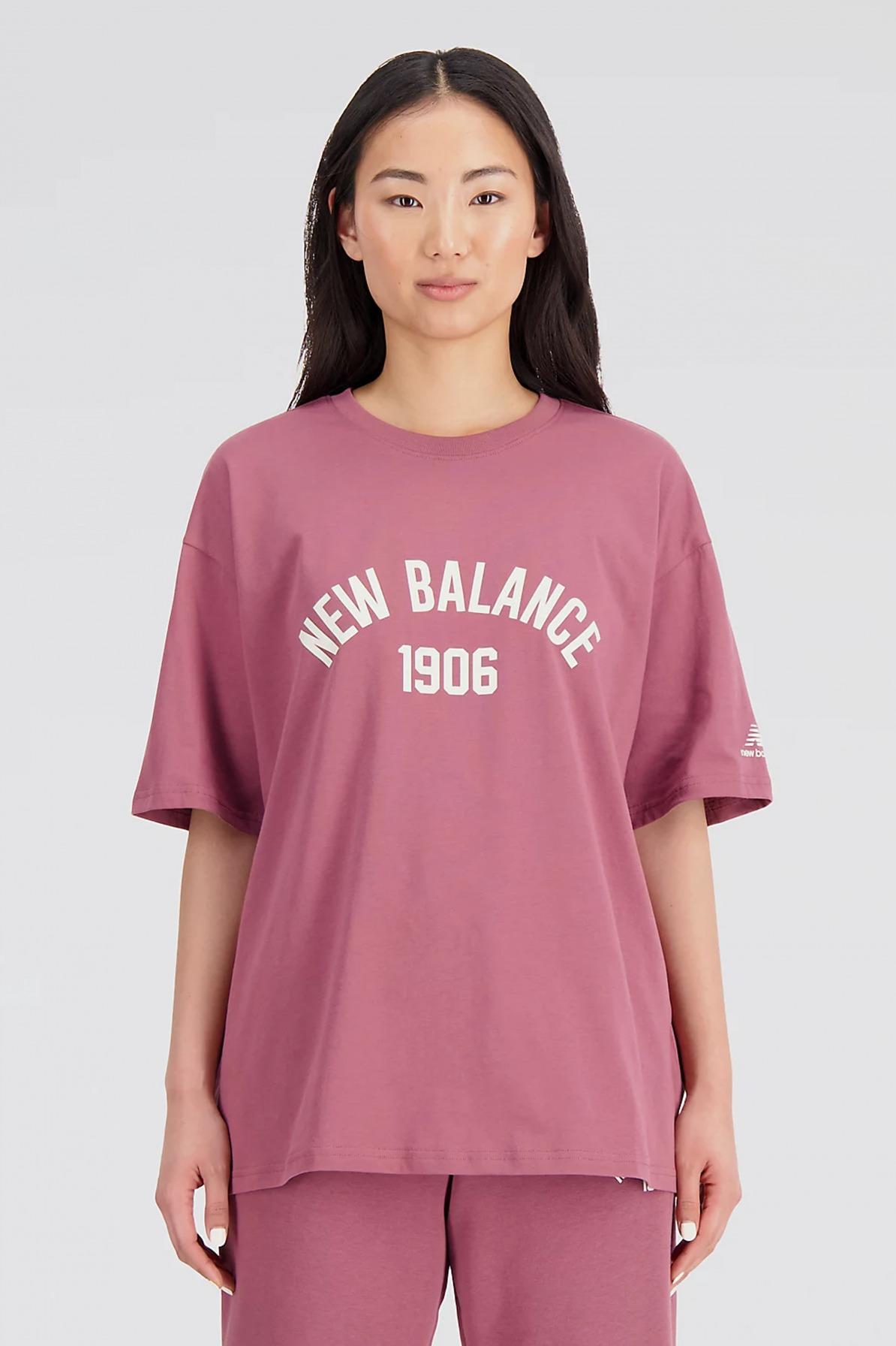 NEW BALANCE ESSENTIALS VARSITY TSHIRT en color BURDEOS  (1)