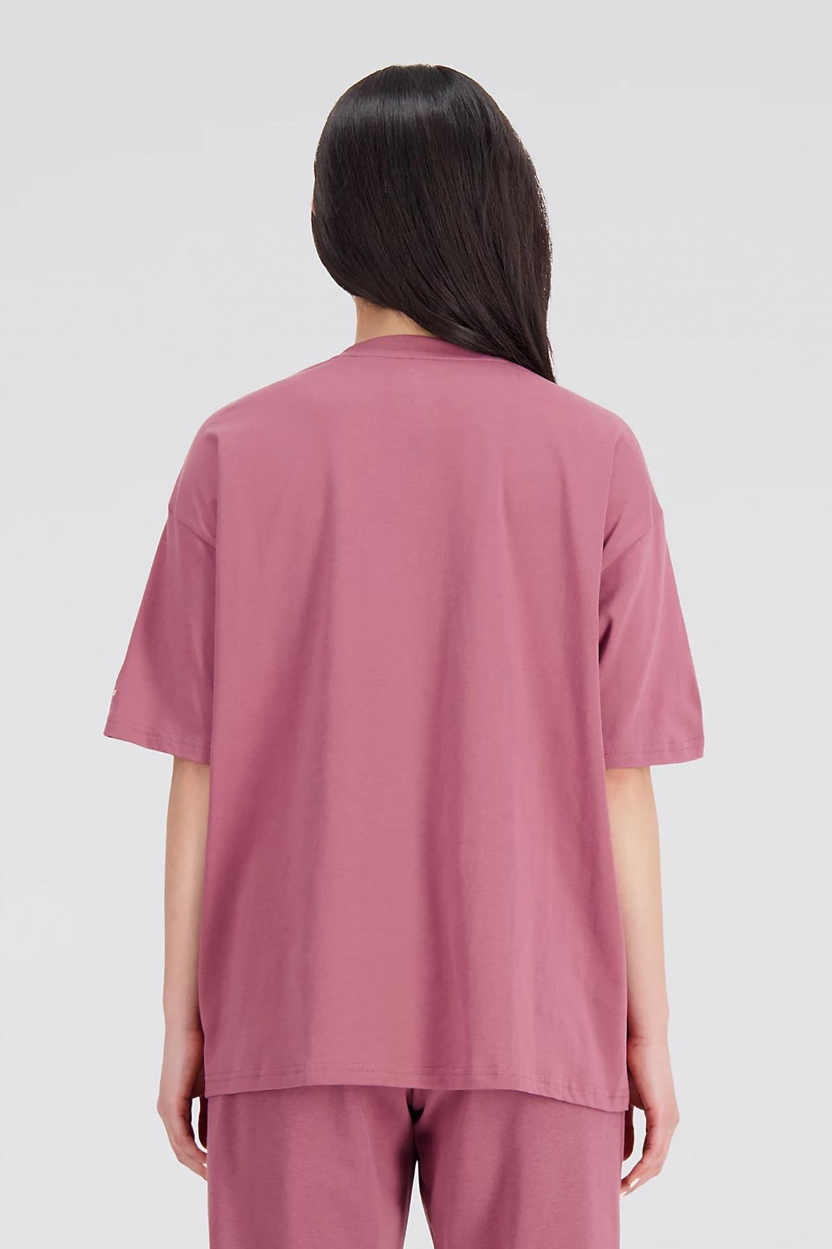 NEW BALANCE ESSENTIALS VARSITY TSHIRT en color BURDEOS  (3)