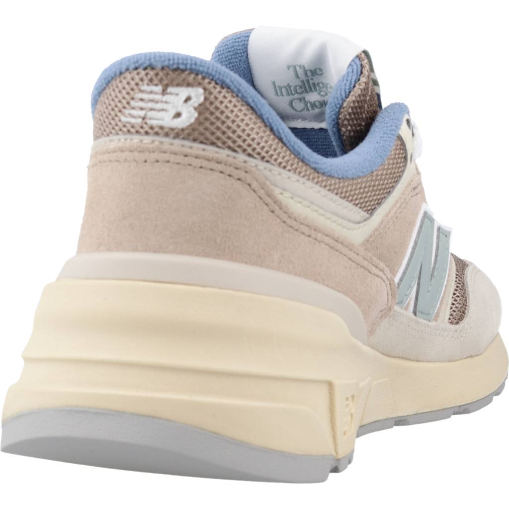 NEW BALANCE URBC en color BEIS  (6)