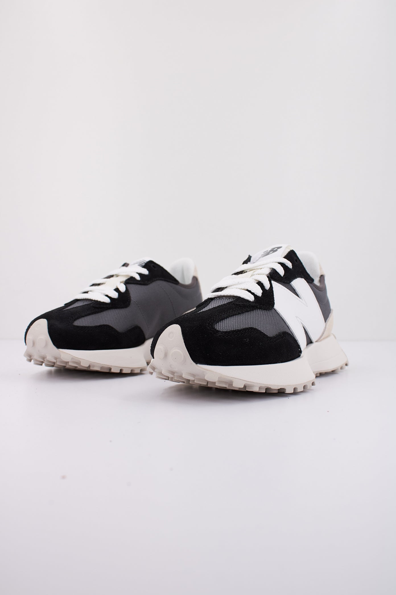 NEW BALANCE U FE  en color NEGRO  (2)