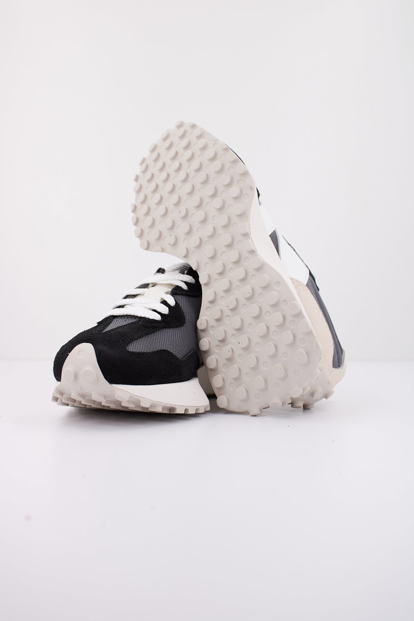 NEW BALANCE U FE  en color NEGRO  (4)