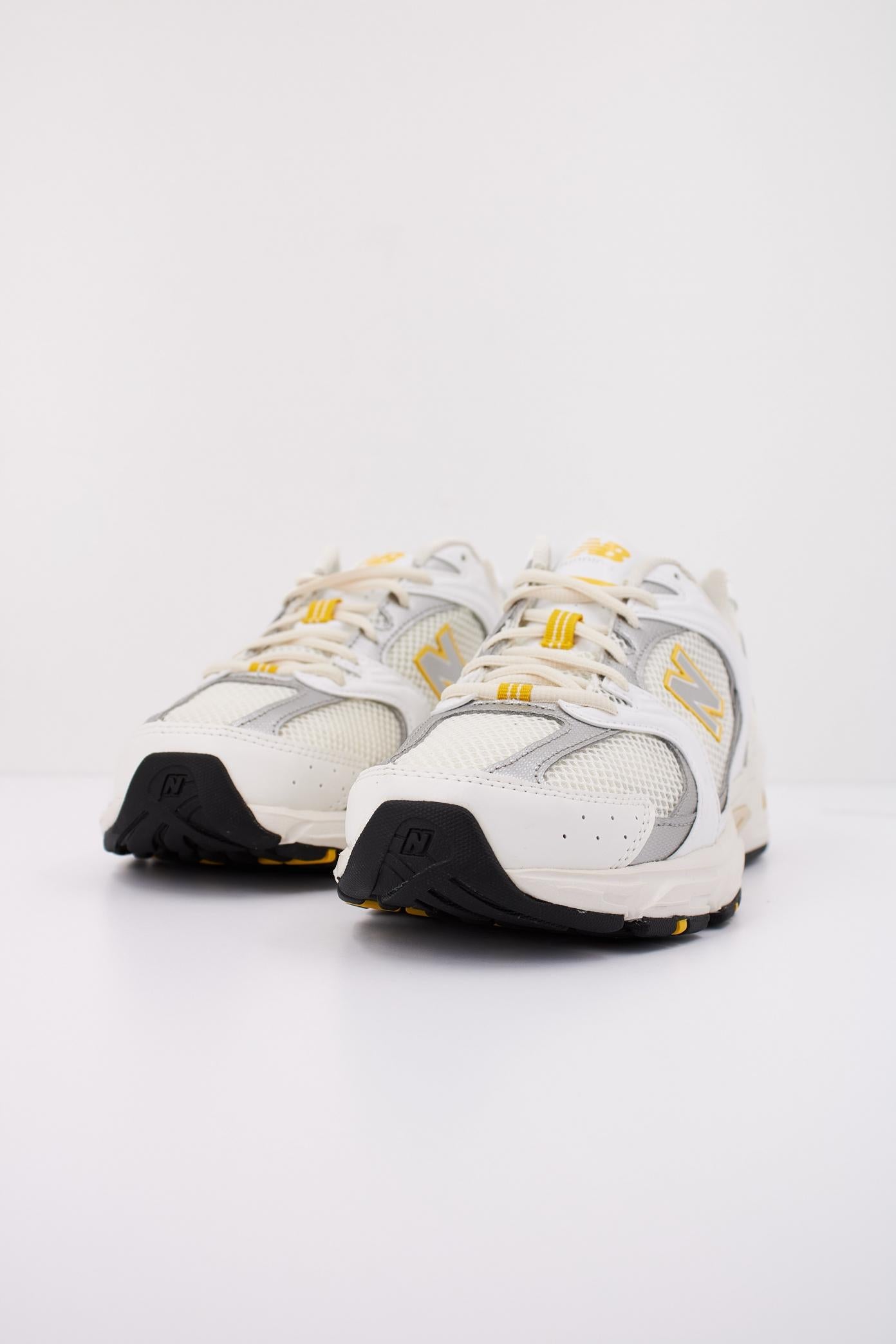 NEW BALANCE MR SY en color BLANCO  (2)