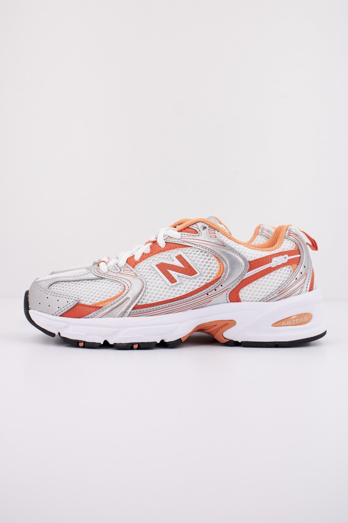 NEW BALANCE MR  en color BLANCO  (1)