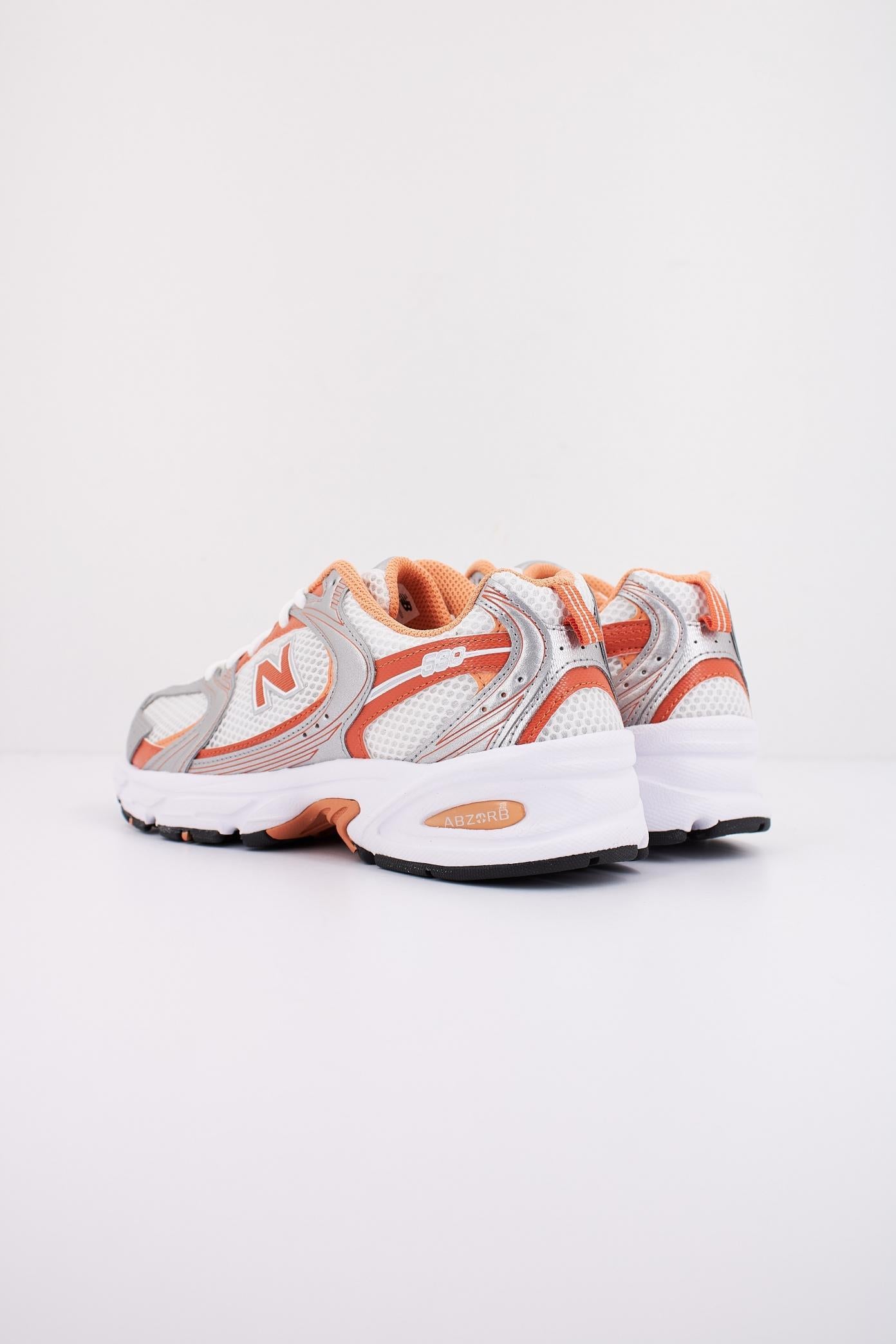 NEW BALANCE MR  en color BLANCO  (4)