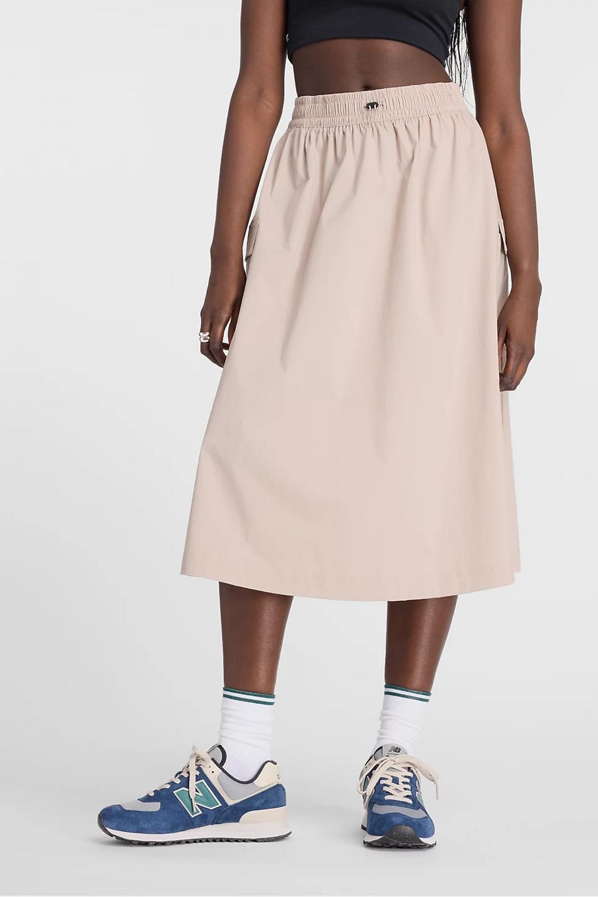 NEW BALANCE MIDI CARGO SKIRT en color GRIS  (1)