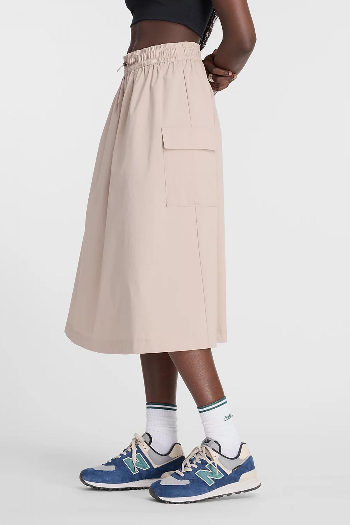 NEW BALANCE MIDI CARGO SKIRT en color GRIS  (2)