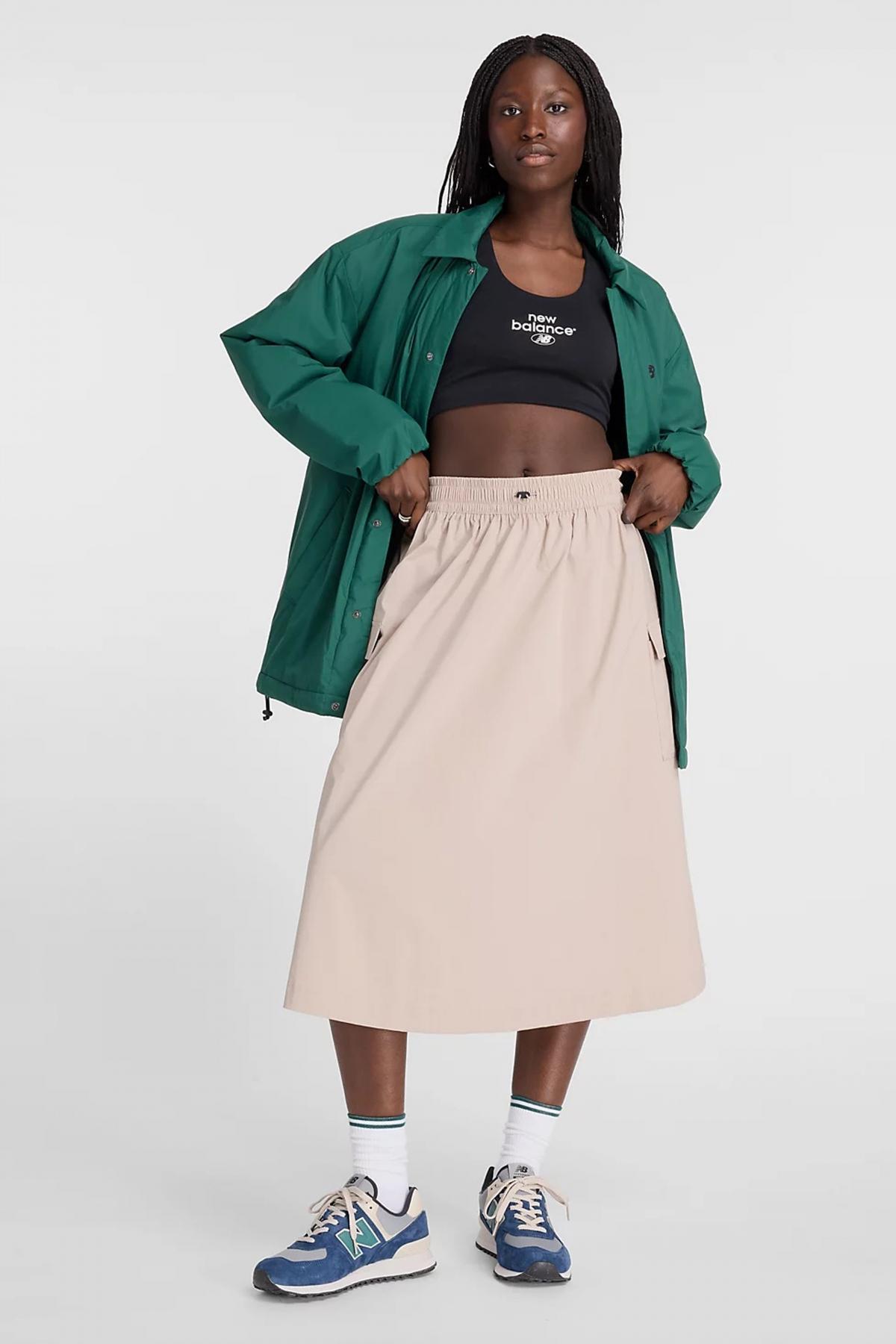 NEW BALANCE MIDI CARGO SKIRT en color GRIS  (4)