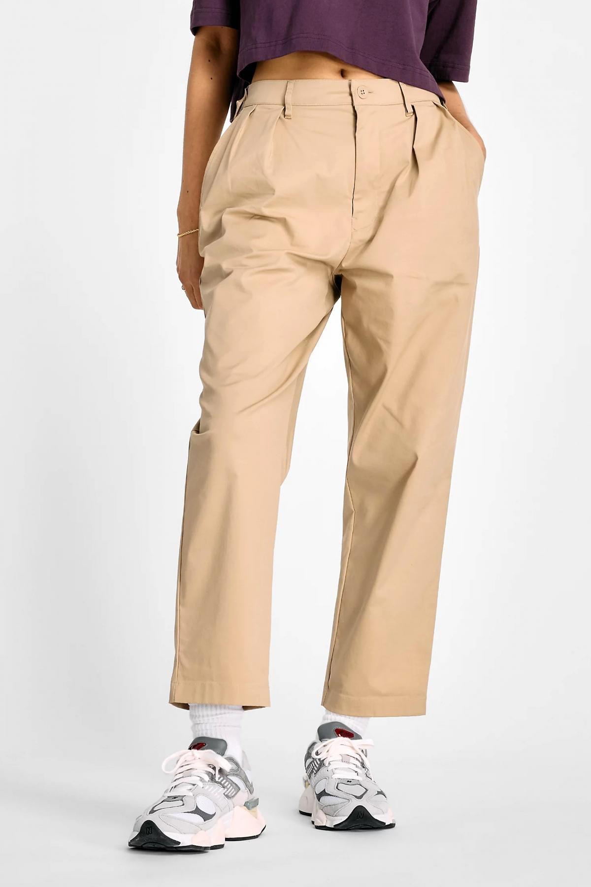 NEW BALANCE BOYLSTON TWILL TAPERED PANT en color MARRON CLARO  (1)