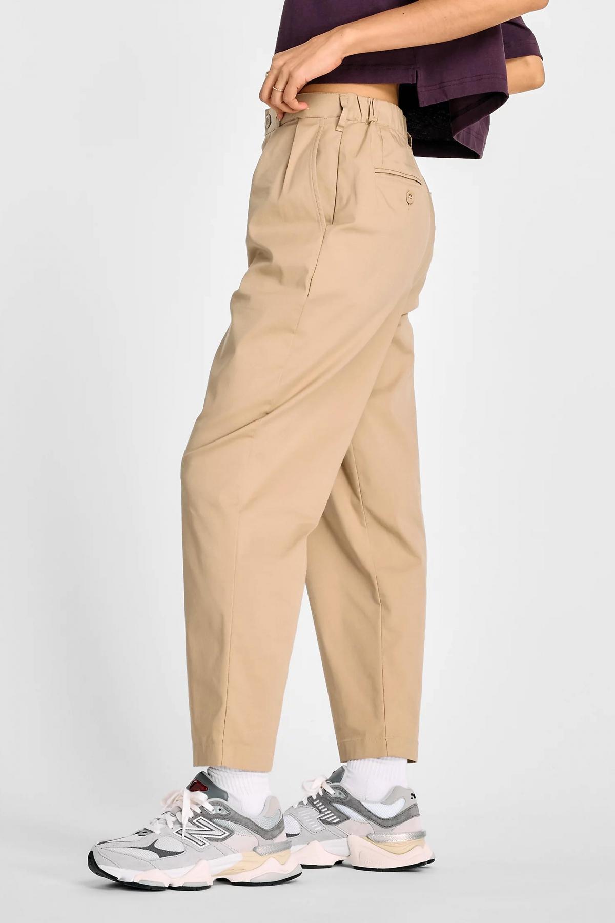 NEW BALANCE BOYLSTON TWILL TAPERED PANT en color MARRON CLARO  (2)