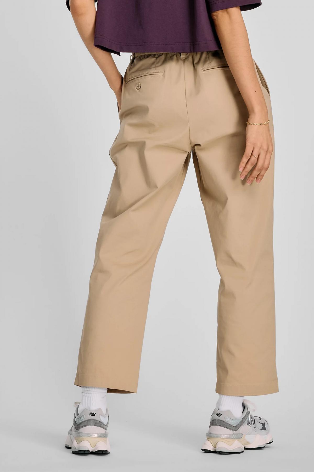 NEW BALANCE BOYLSTON TWILL TAPERED PANT en color MARRON CLARO  (3)