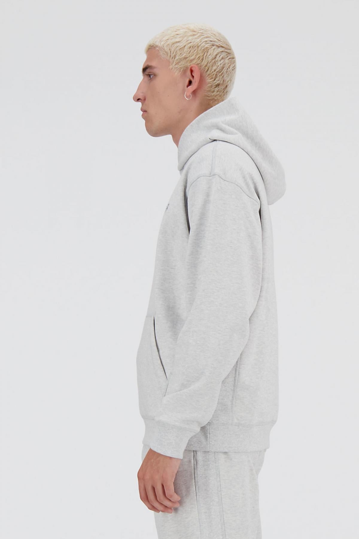 NEW BALANCE ATHLETICS FRENCH TERRY HOOD en color GRIS  (2)